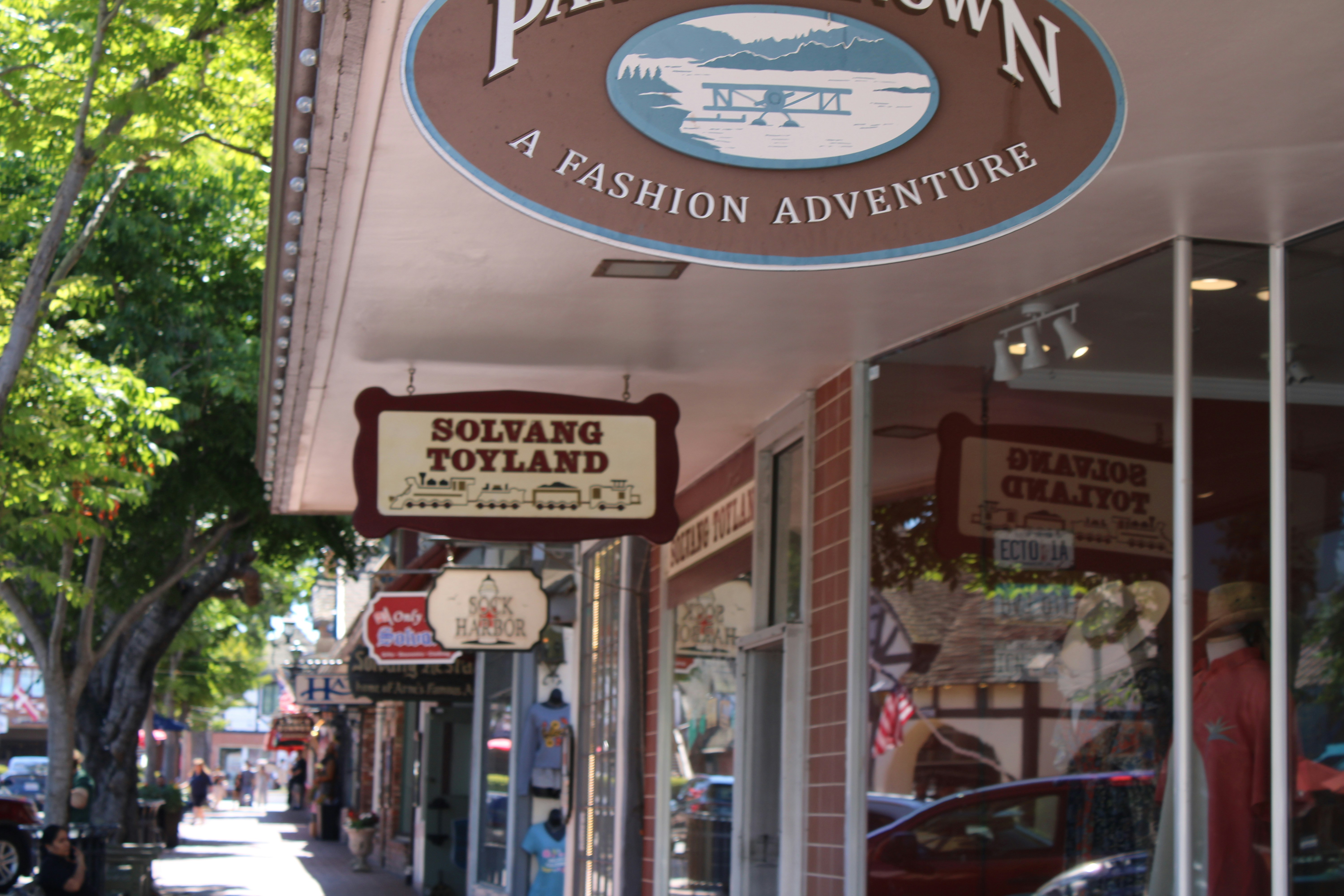 Una acera con coches aparcados a un lado de la misma