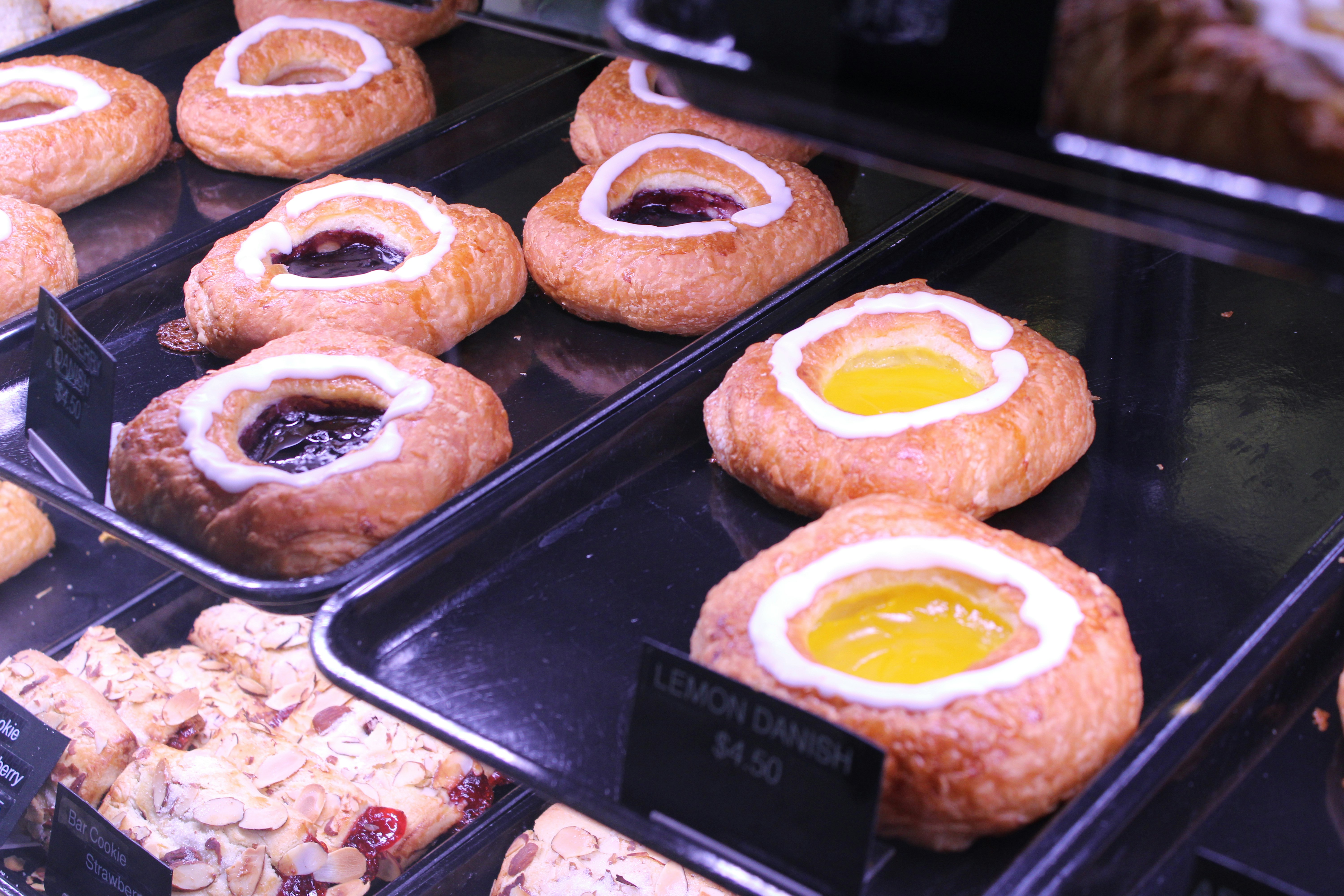 Una vitrina llena de bollería