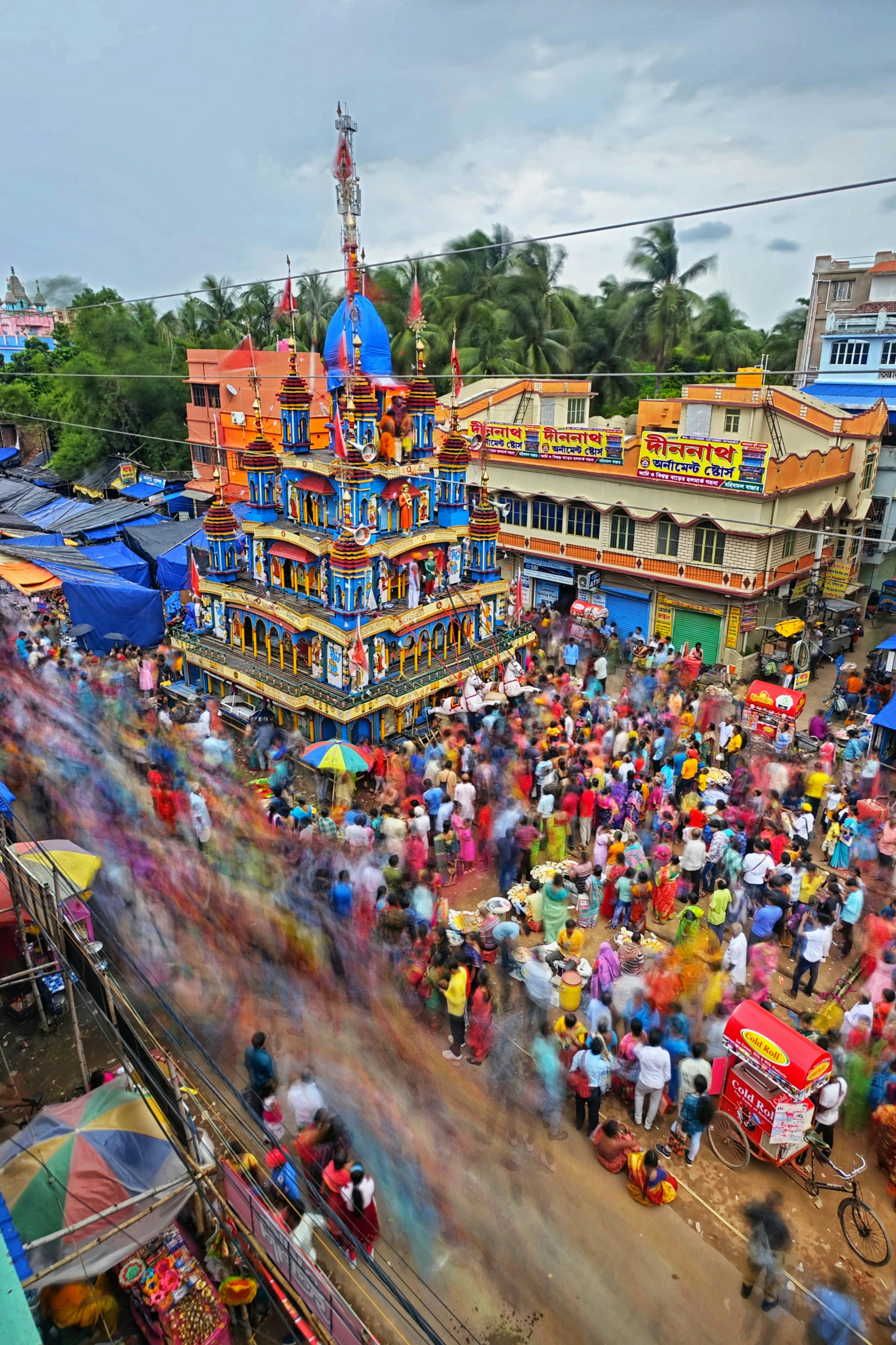 A crowd of people standing around a carnival