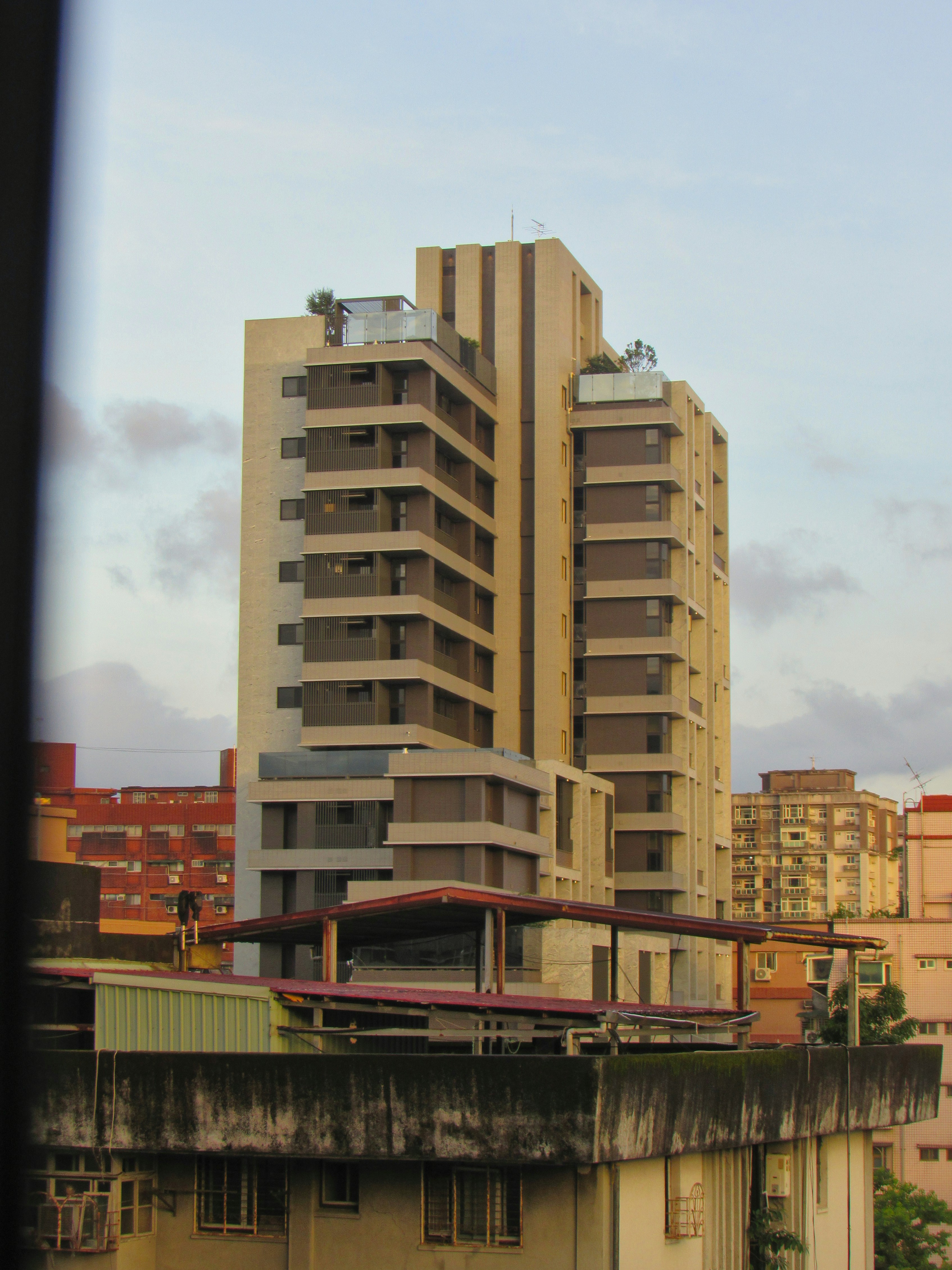 Blick auf ein Gebäude aus einem Fenster