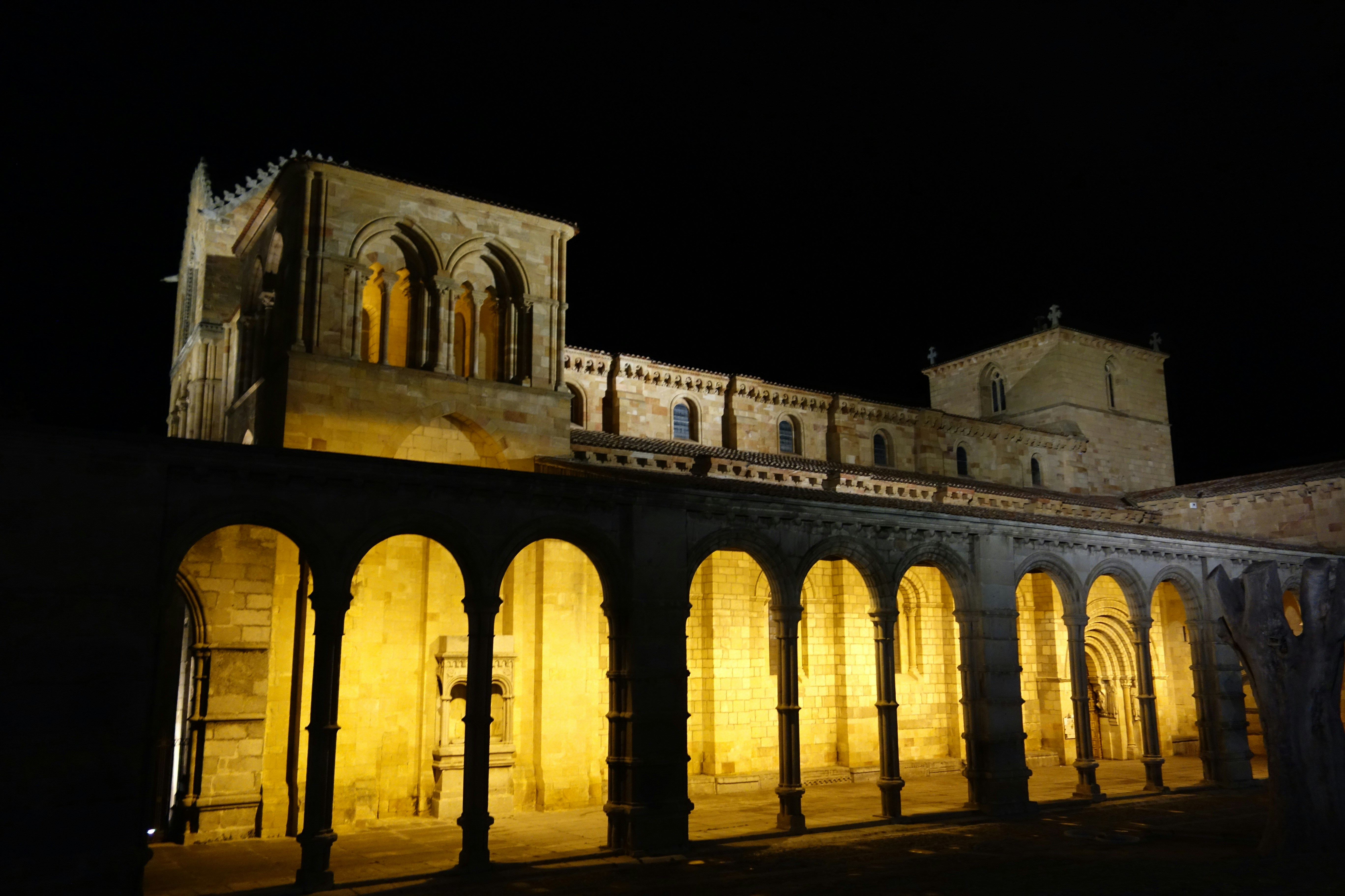 Ein großes Gebäude, das nachts beleuchtet ist