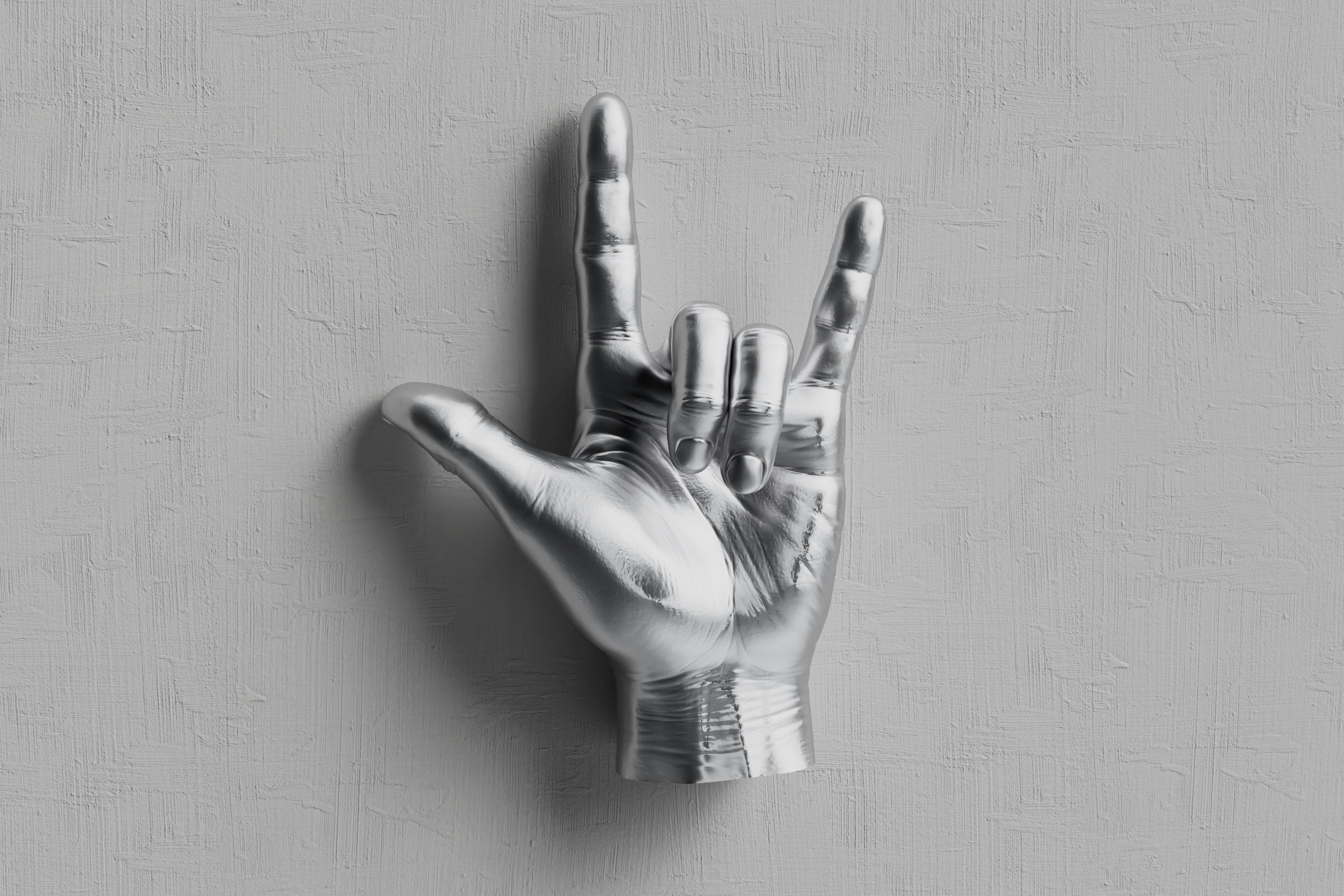 Una mano que sobresale de una pared