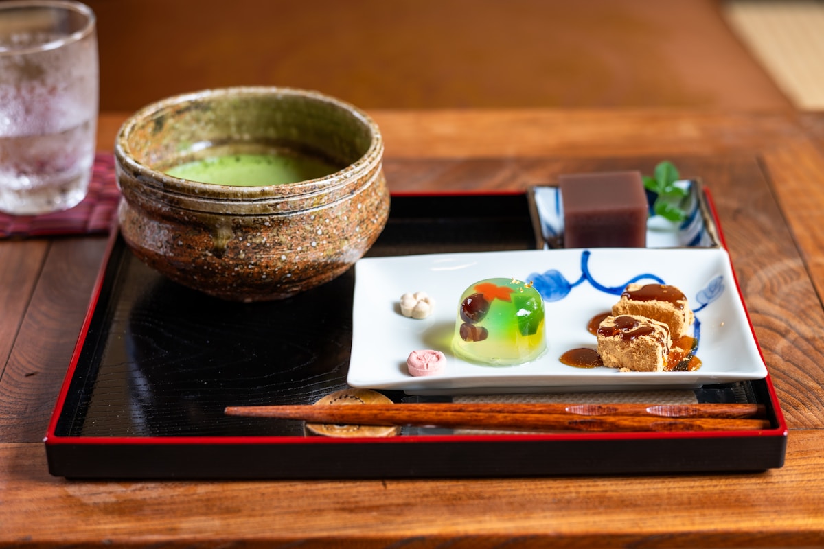 Plateau de sushi kaiseki élaboré avec baguettes, servi dans un restaurant étoilé japonais