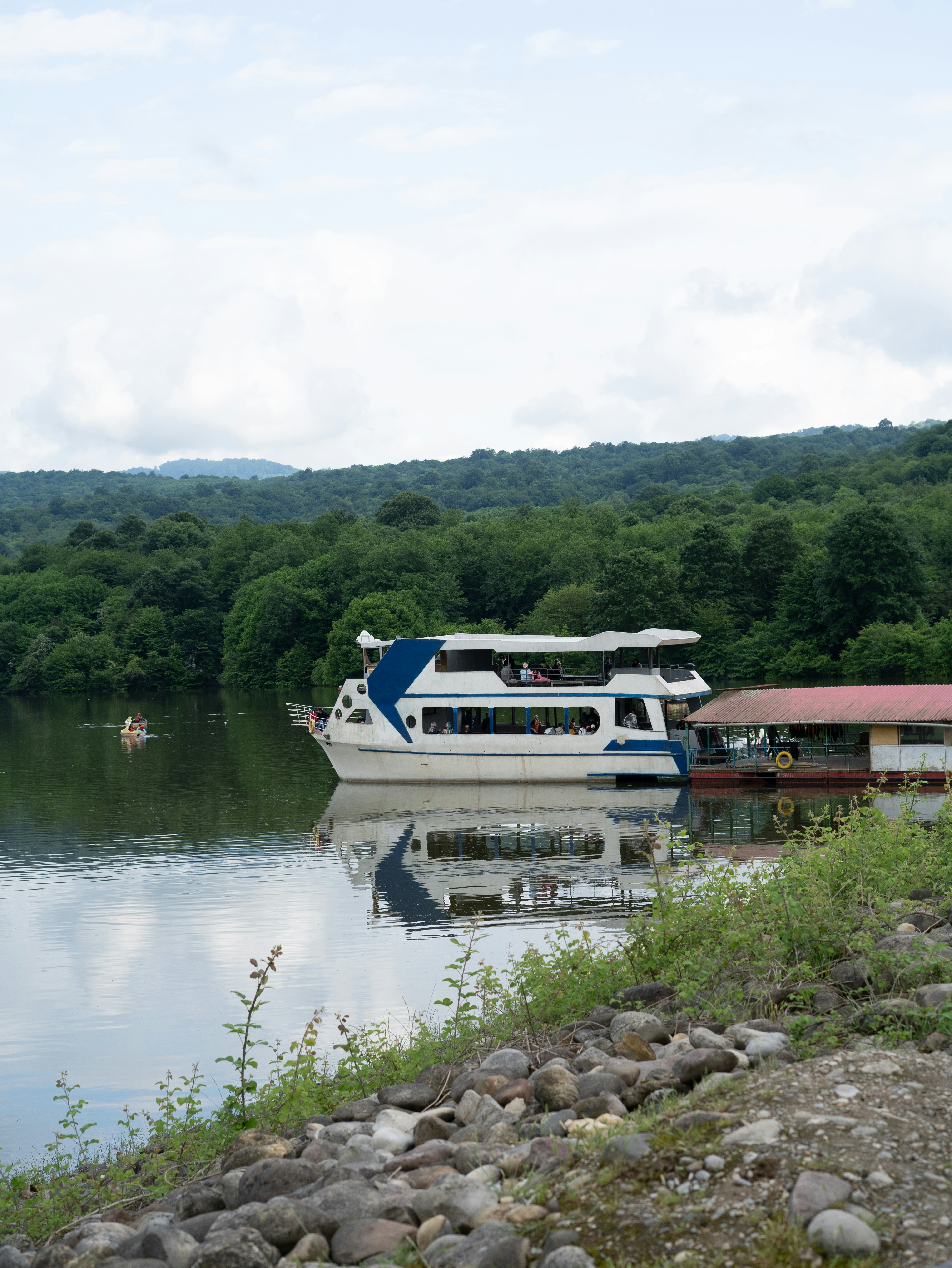 Un barco está atracado en un muelle en un lago