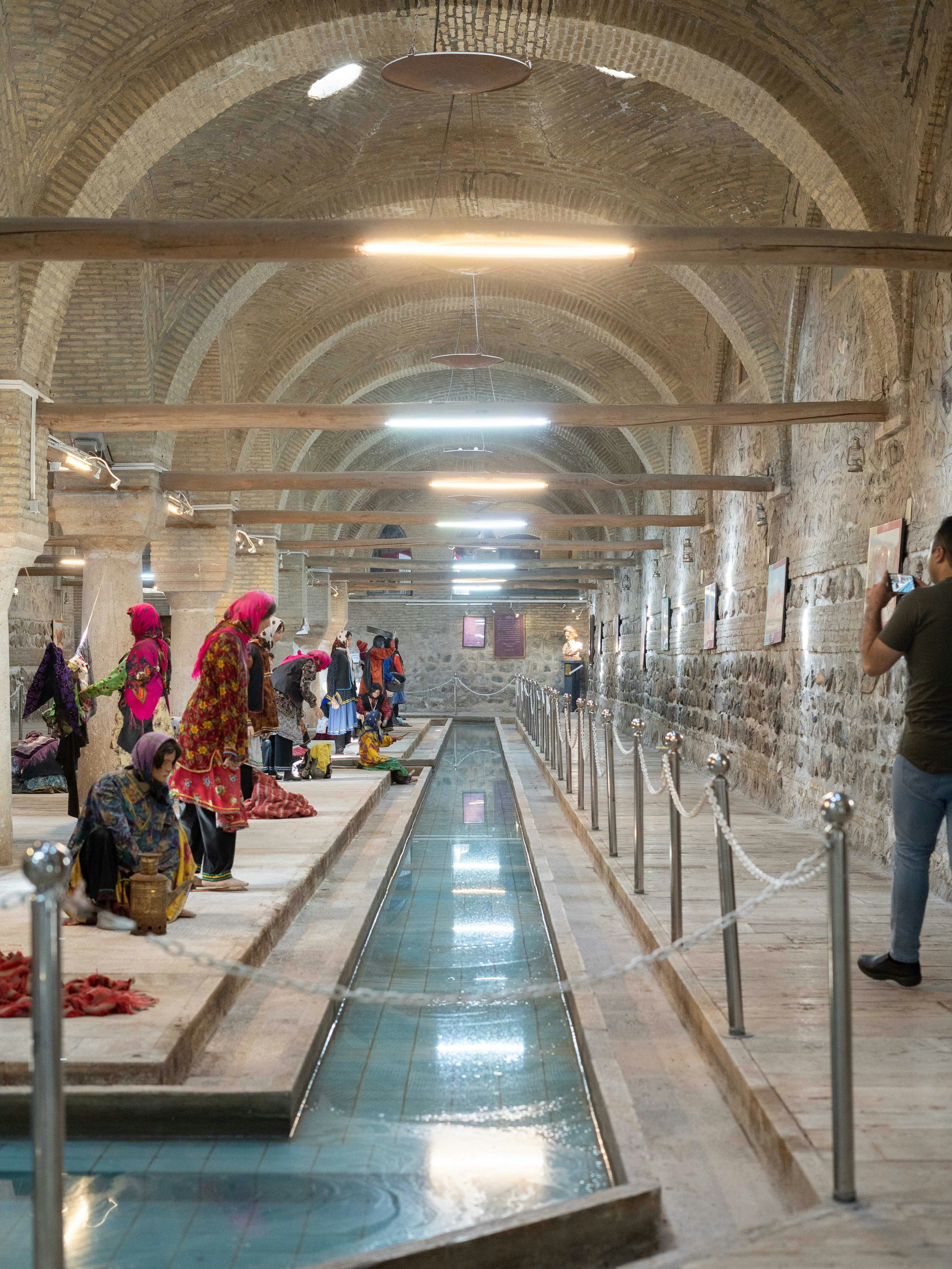 Ein Mann, der ein Foto von einer Gruppe von Menschen in einem Gebäude macht