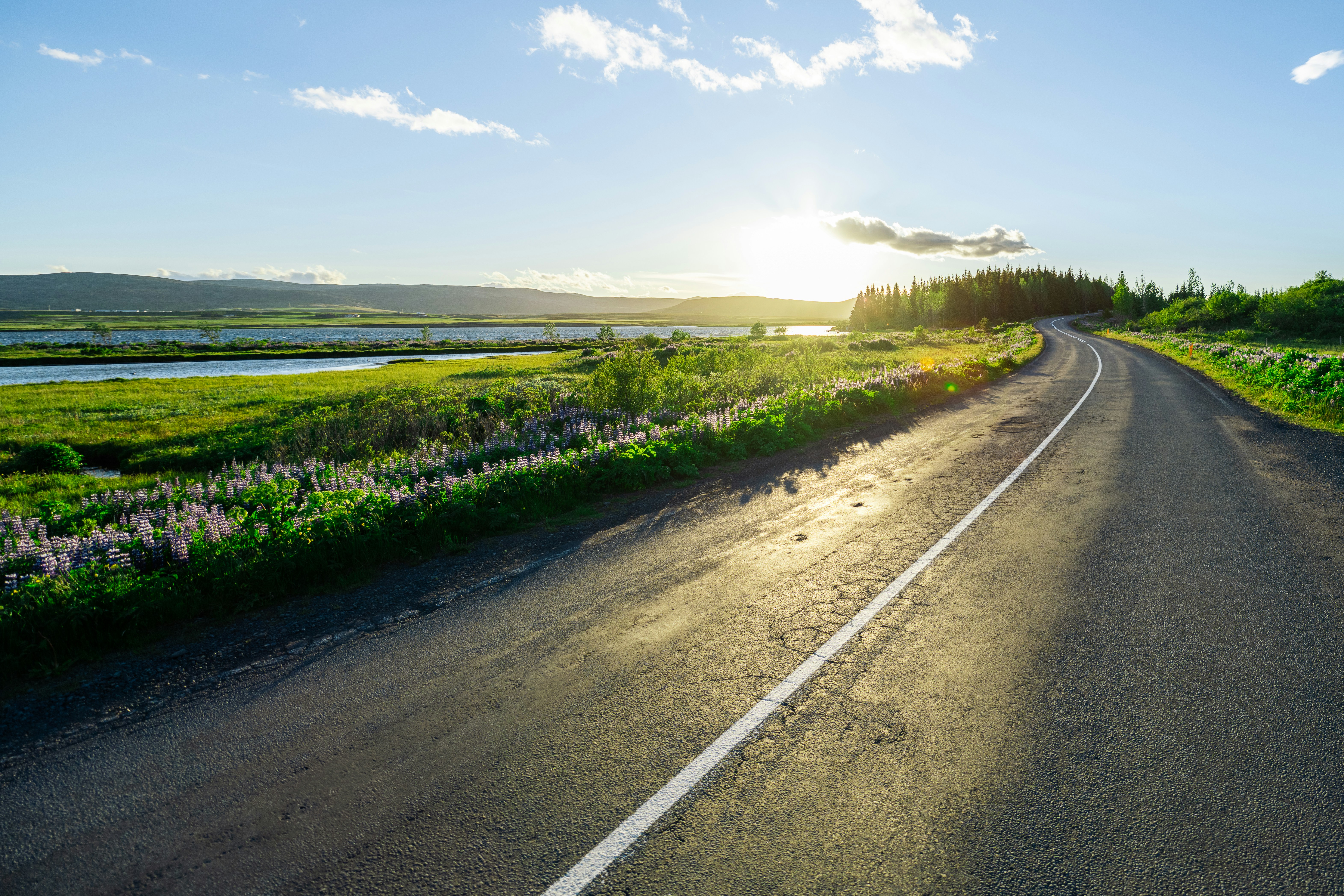 Die Sonne scheint auf eine Landstraße