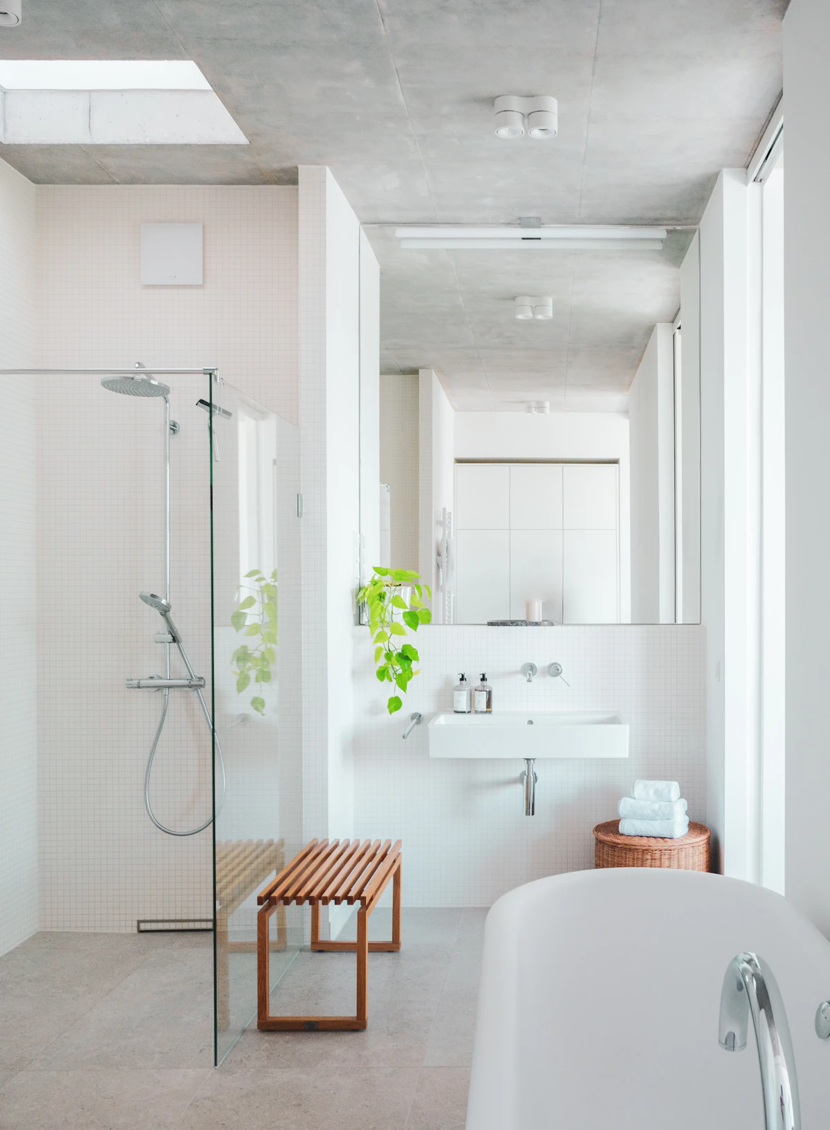 Modernes Bad mit Dusche, Waschtisch und Wanne