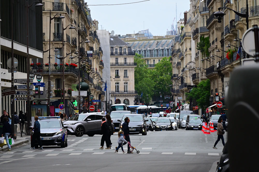 Vue urbaine illustrant les alertes locales autour d’une ville