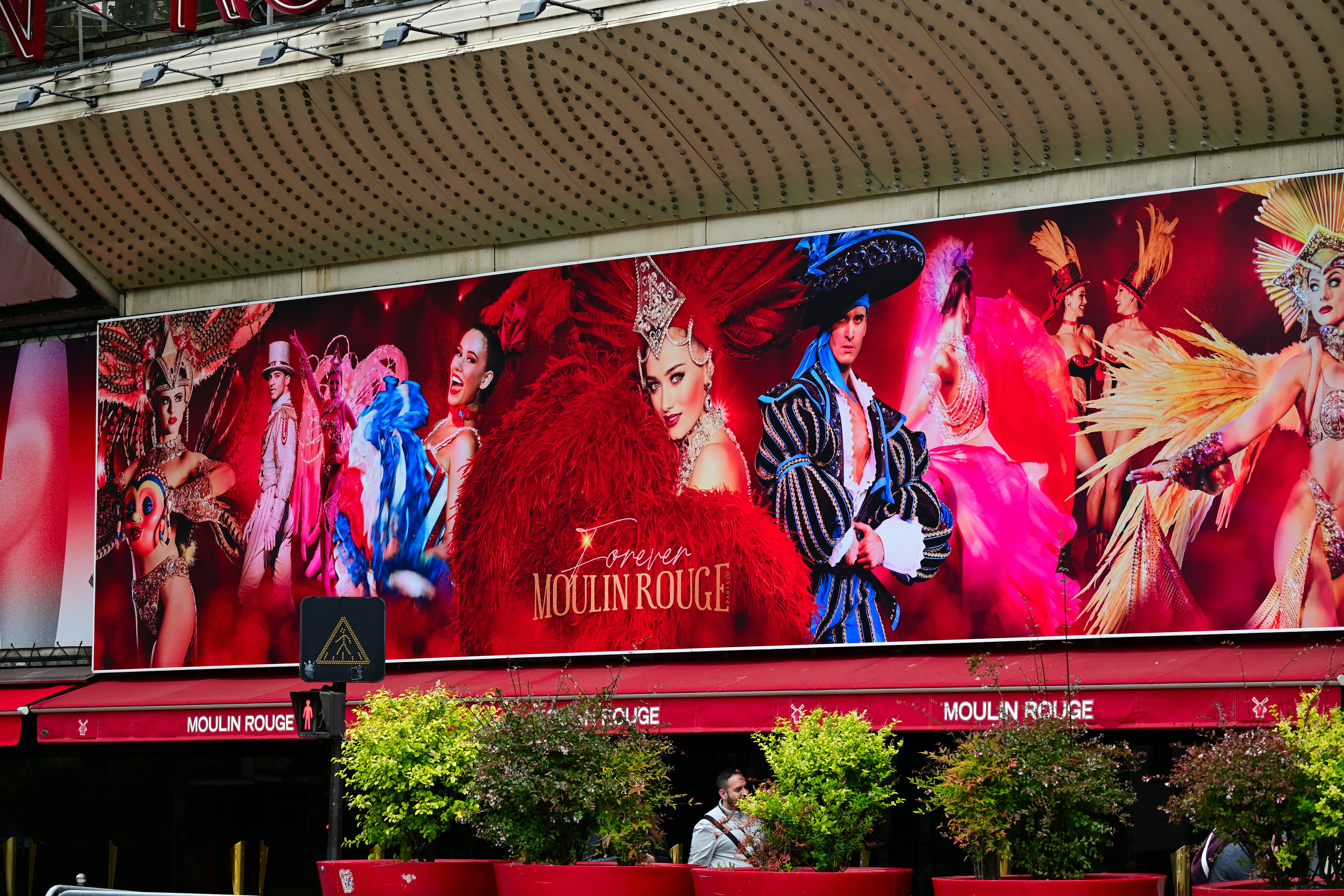 Una grande pubblicità sul lato di un edificio