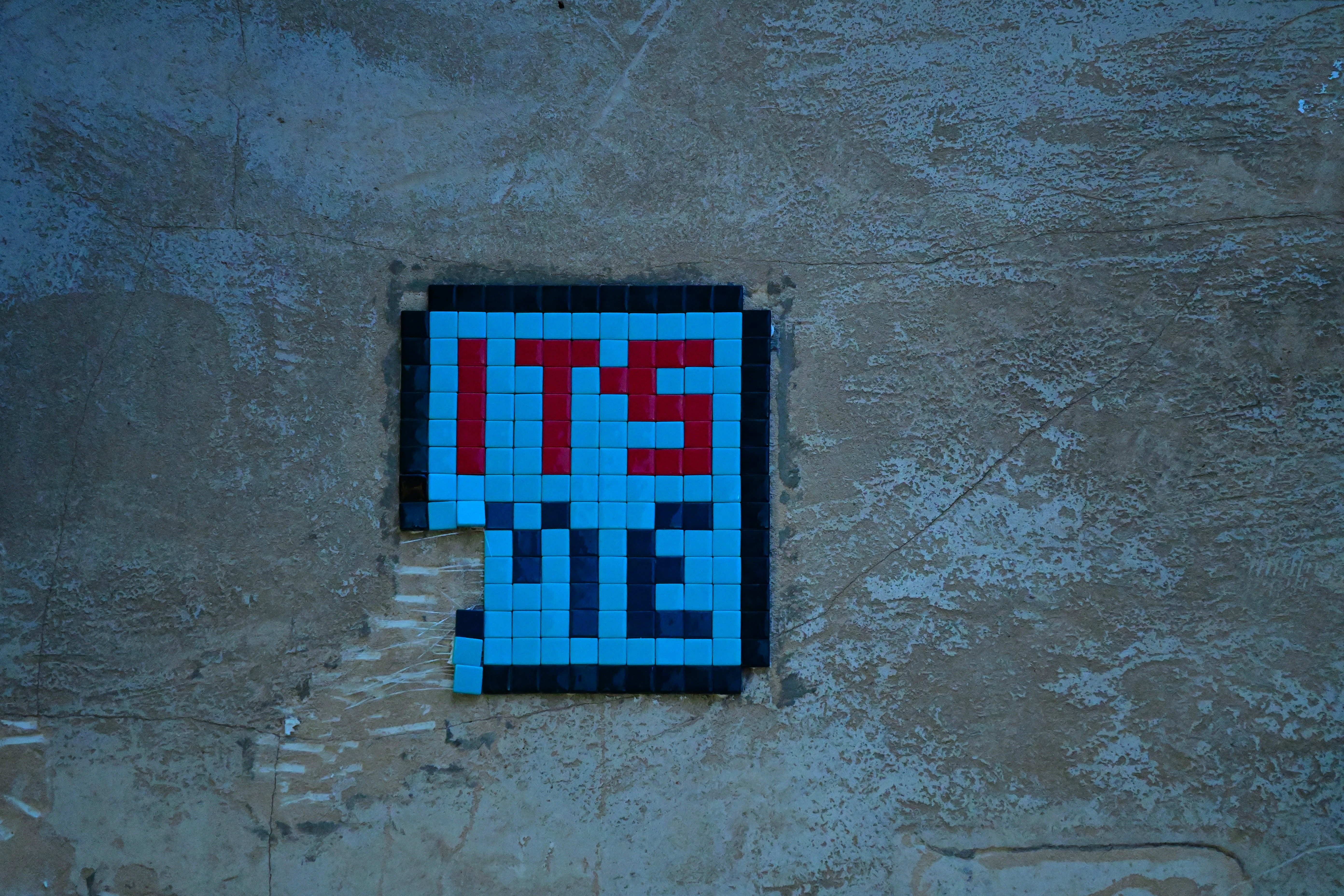 私だと書かれた青と赤の看板