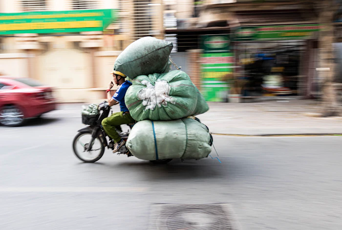Moto carregando encomenda para entrega