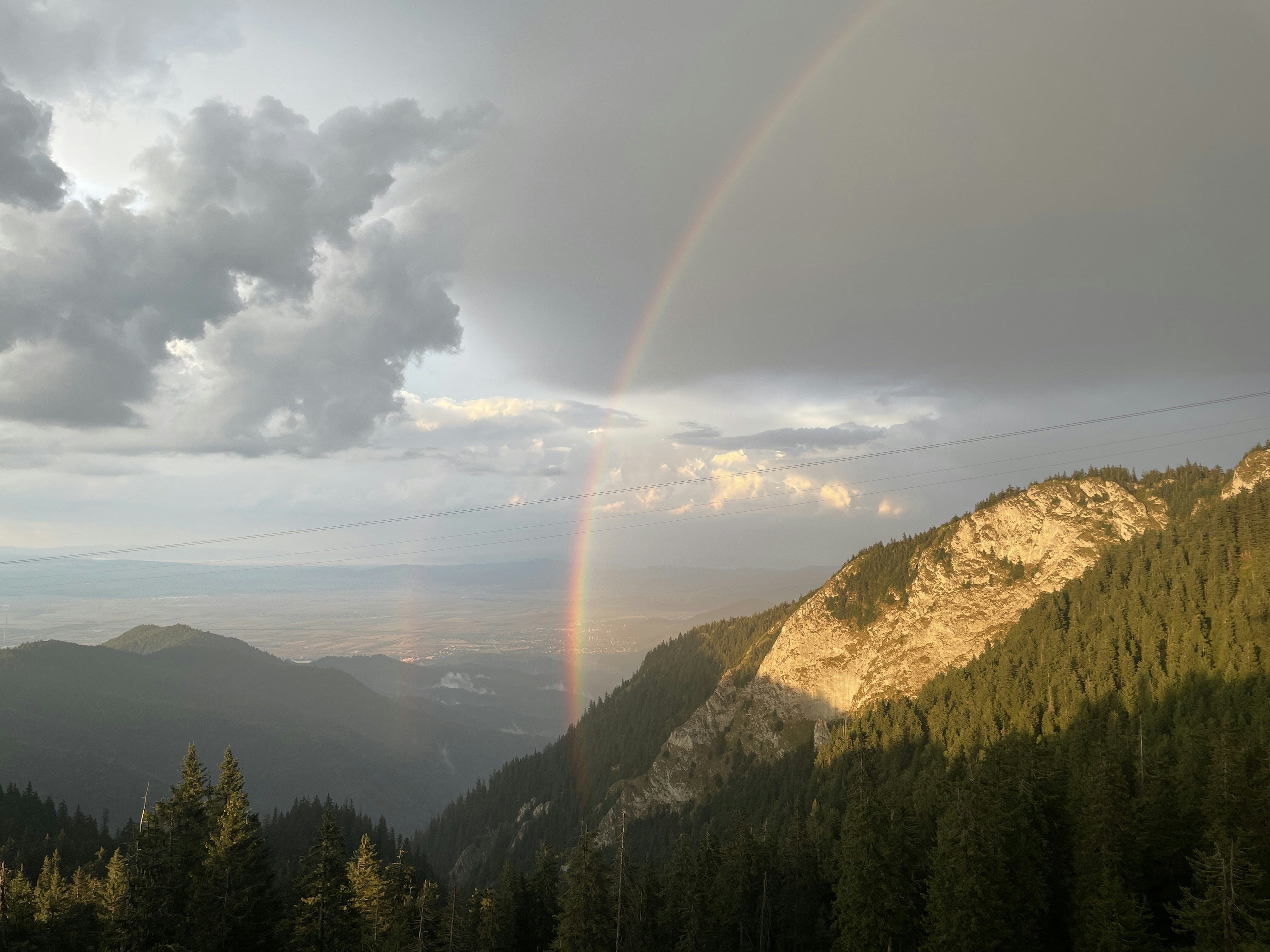 Un arcobaleno nel cielo sopra una catena montuosa