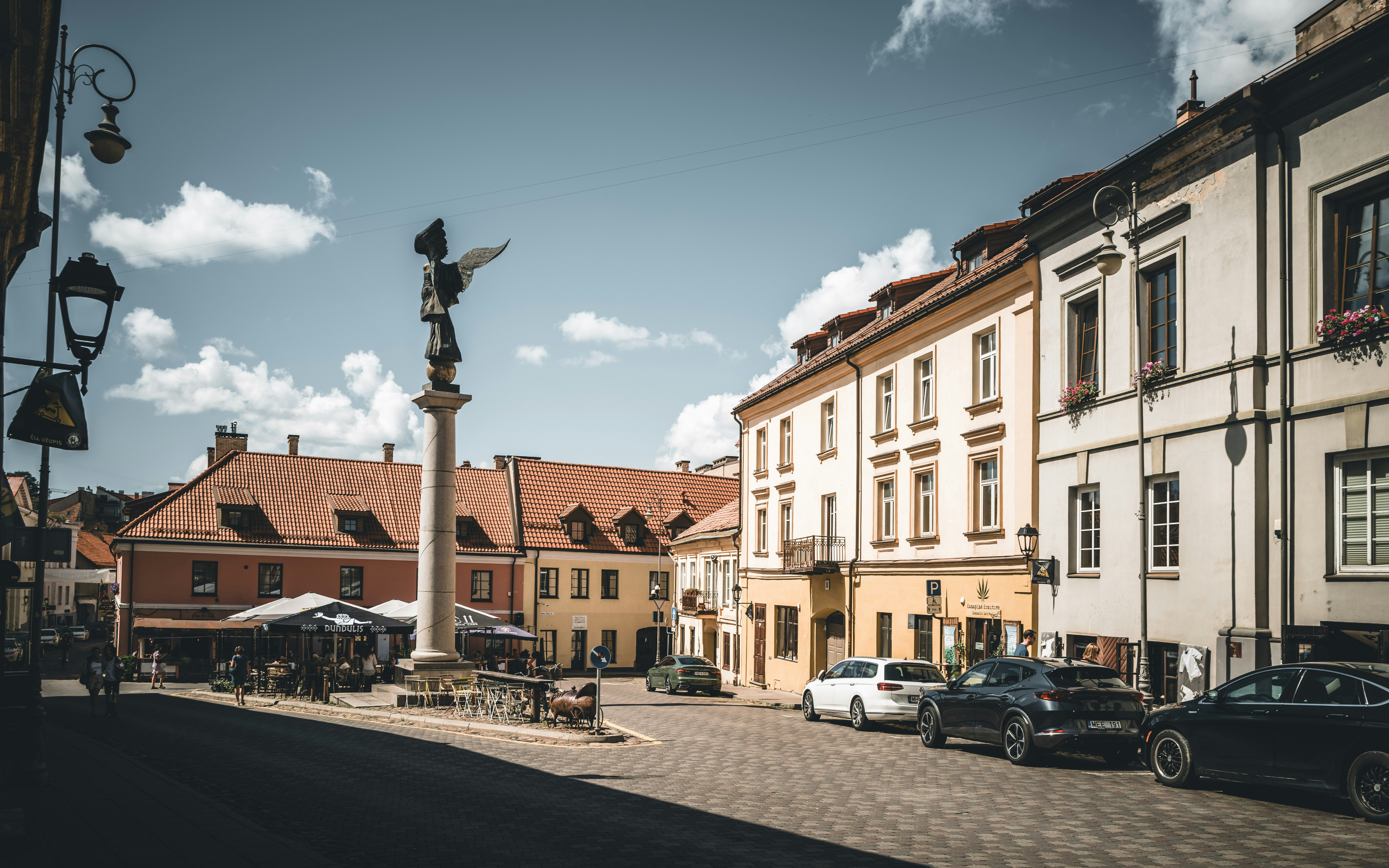 A city street with cars parked on the side of it