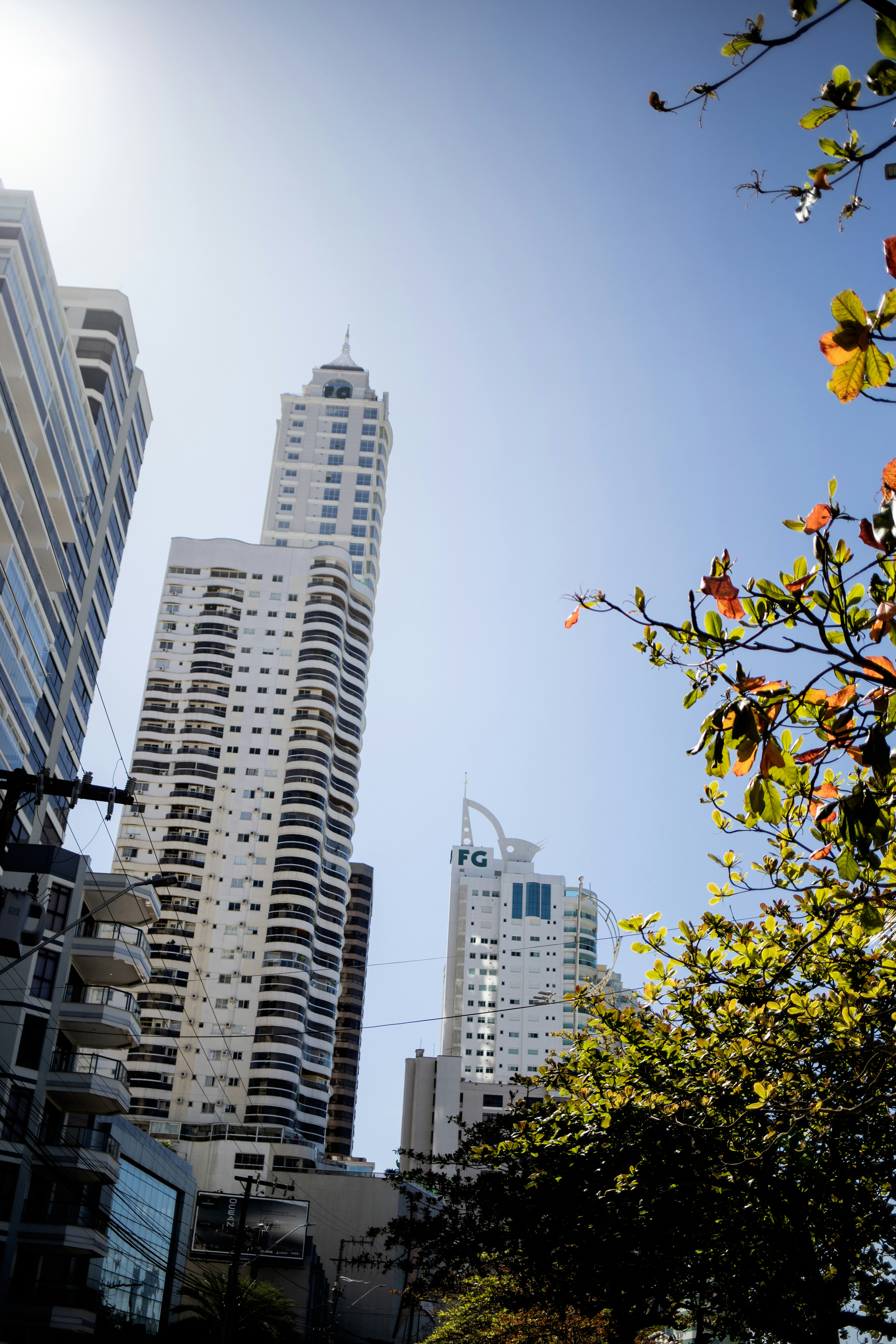 Una strada cittadina con alti edifici sullo sfondo