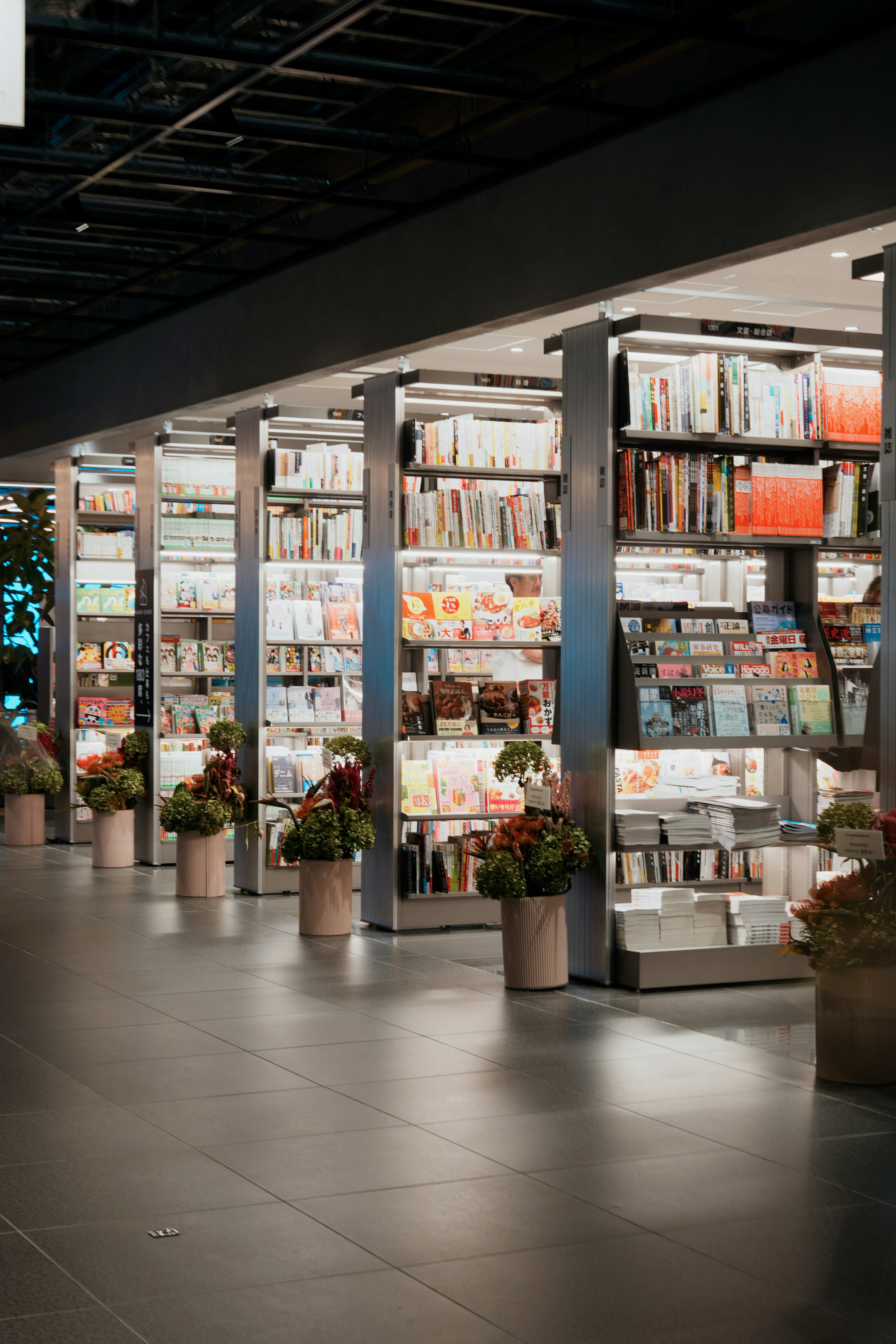 Une rangée d’étagères remplies de nombreux livres
