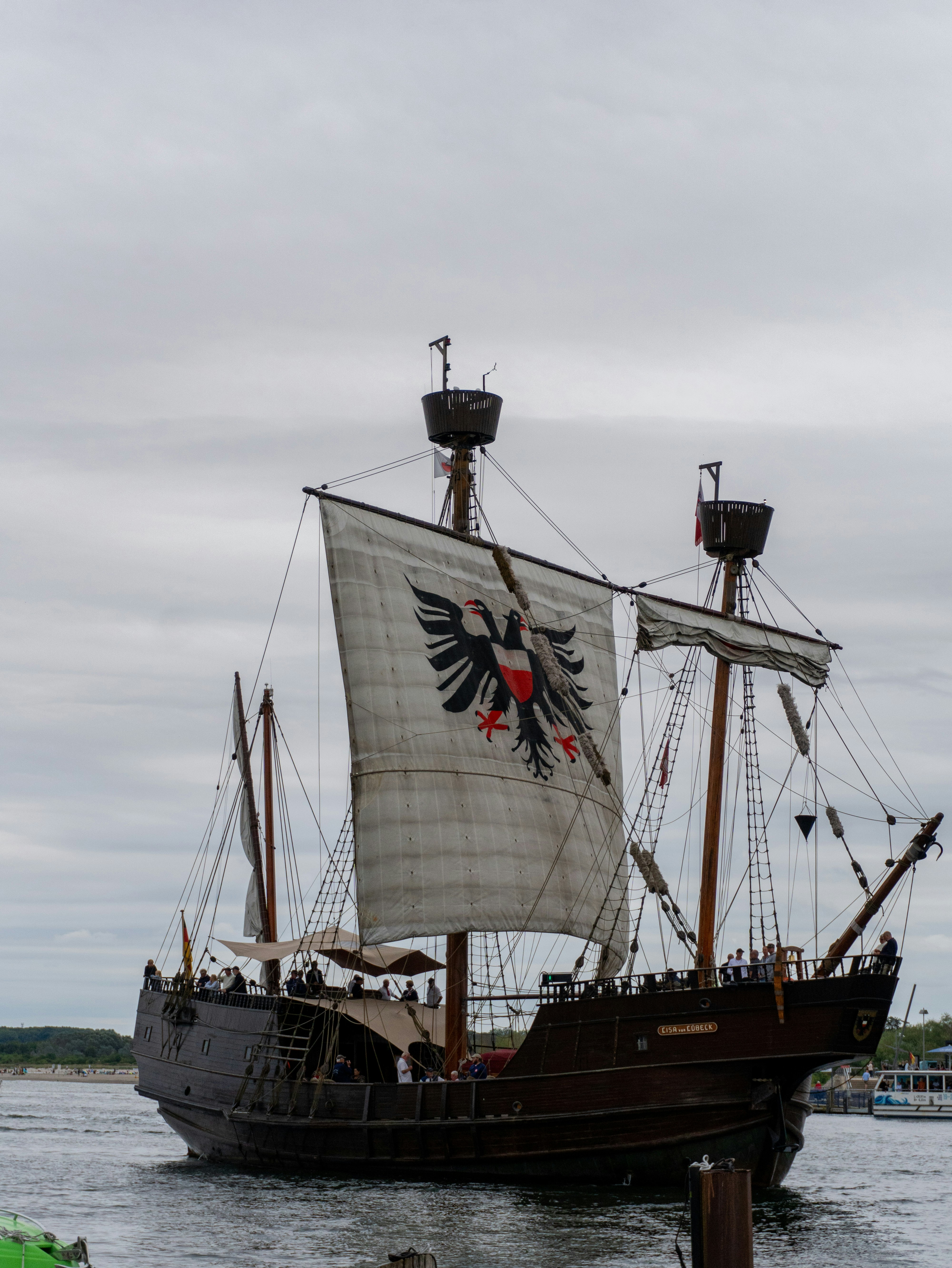 Um navio pirata com uma bandeira na frente dele