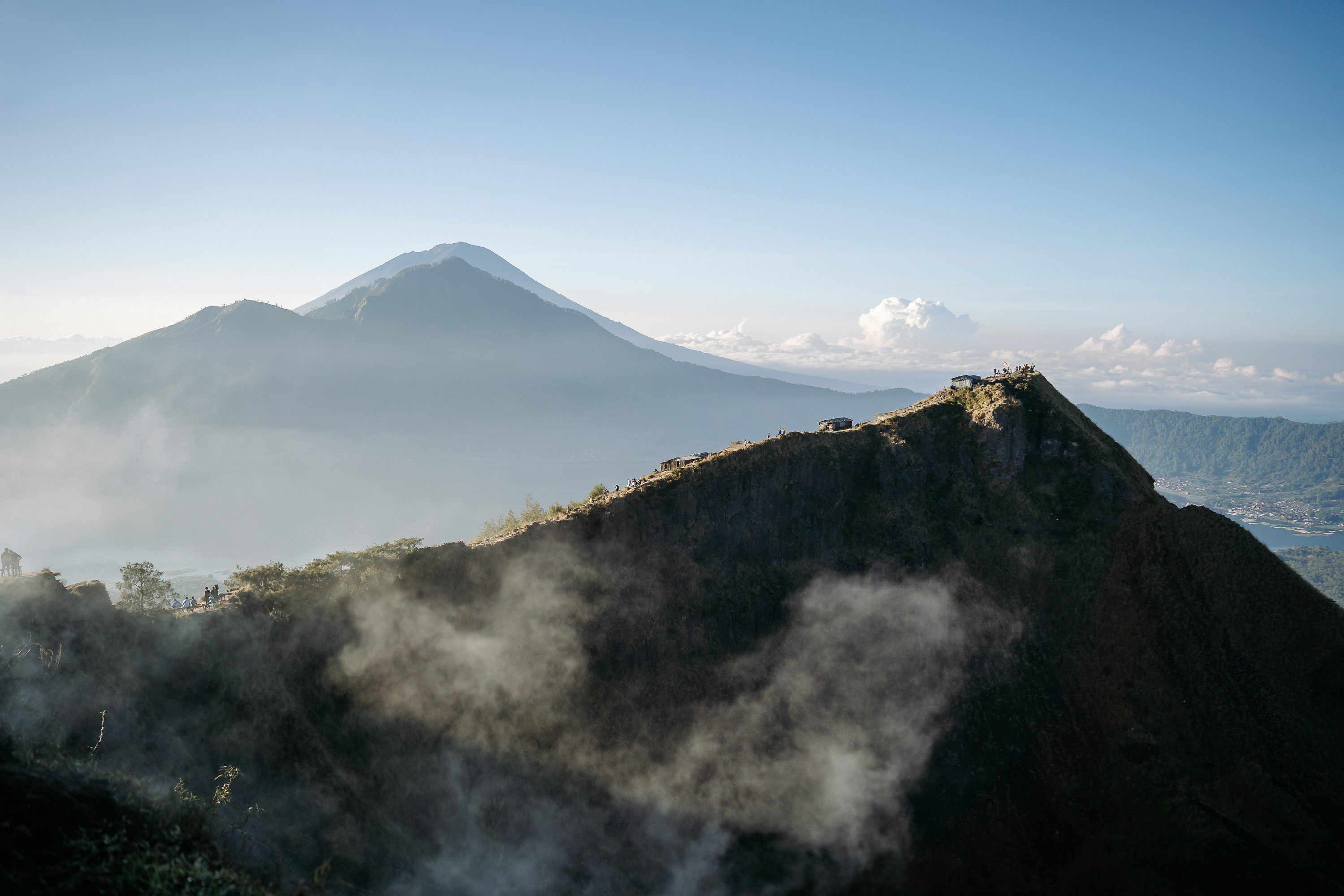 Une vue d’une montagne d’où s’échappe de la fumée