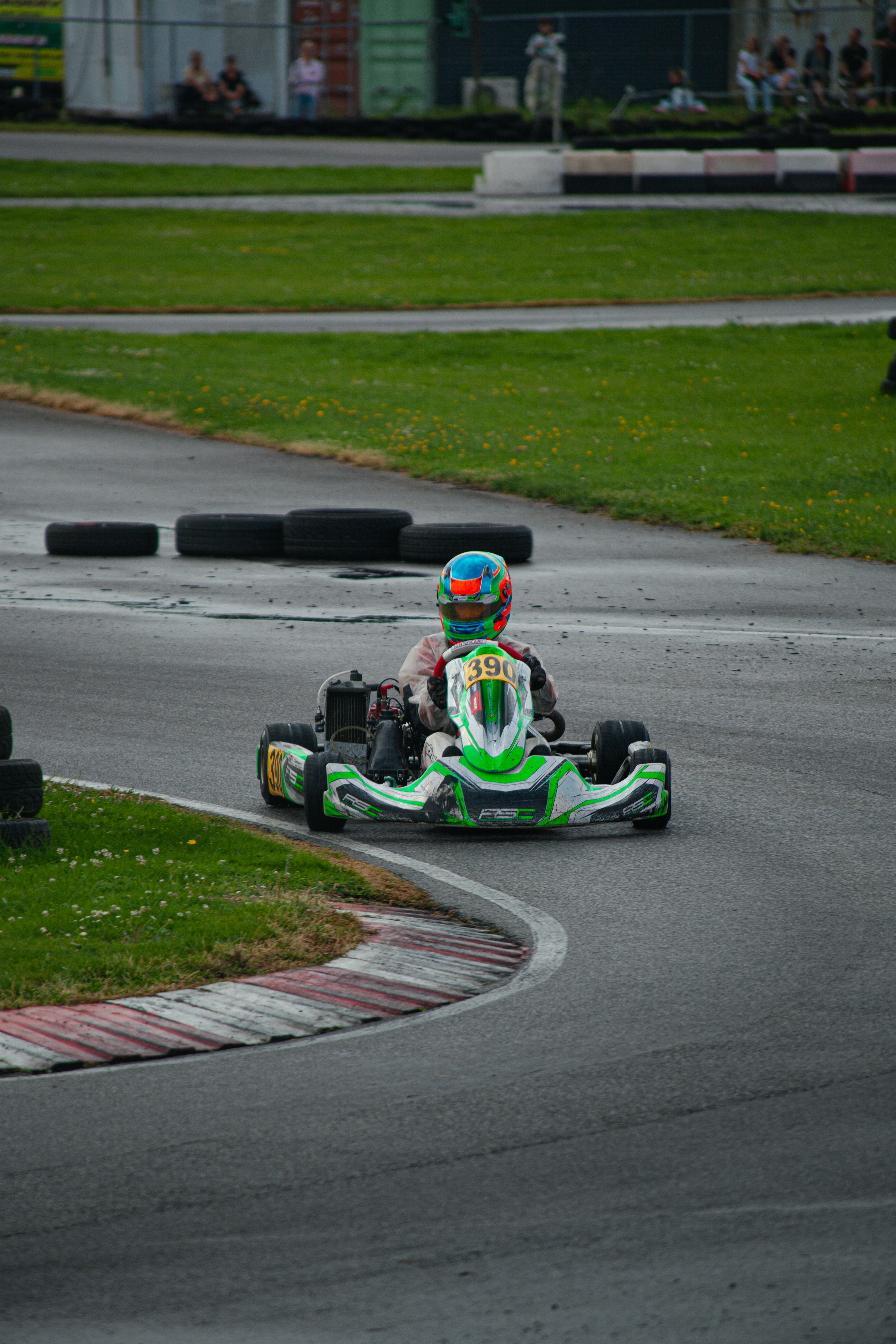 トラックで車を走らせる人々のグループ