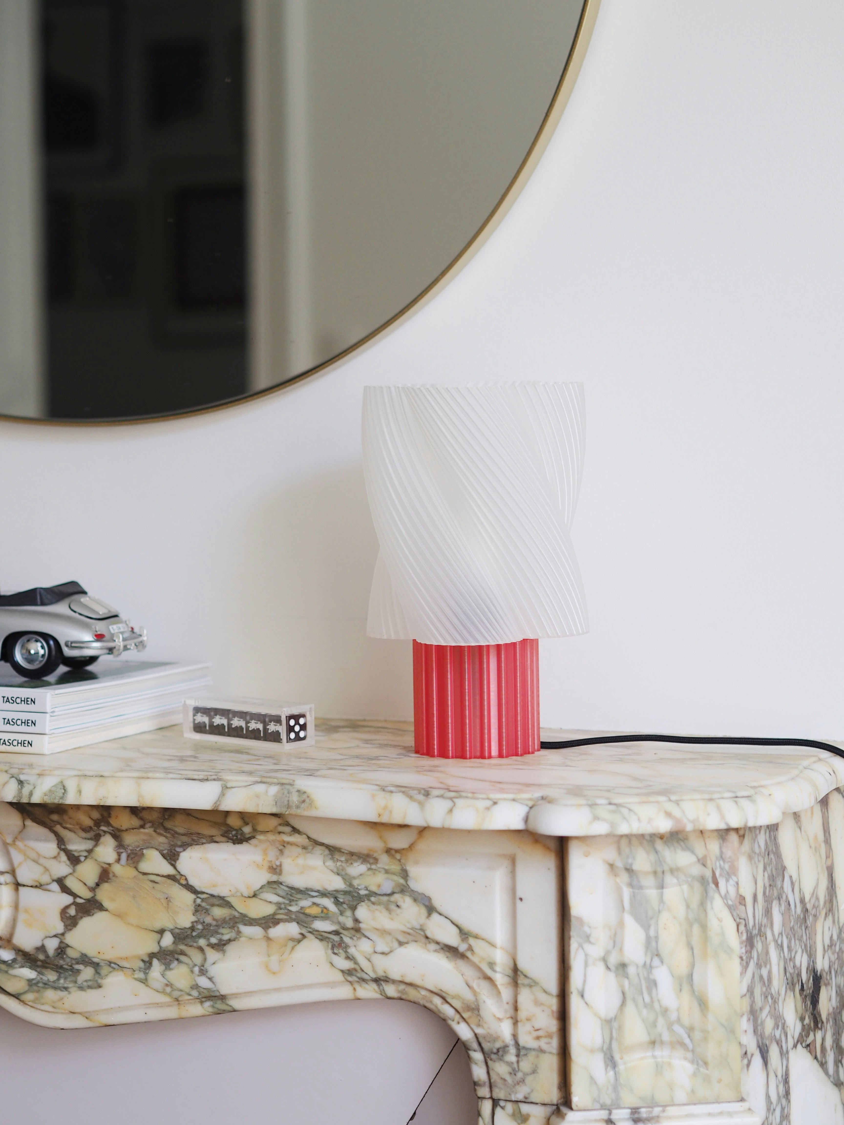 A table with a mirror and a lamp on top of it