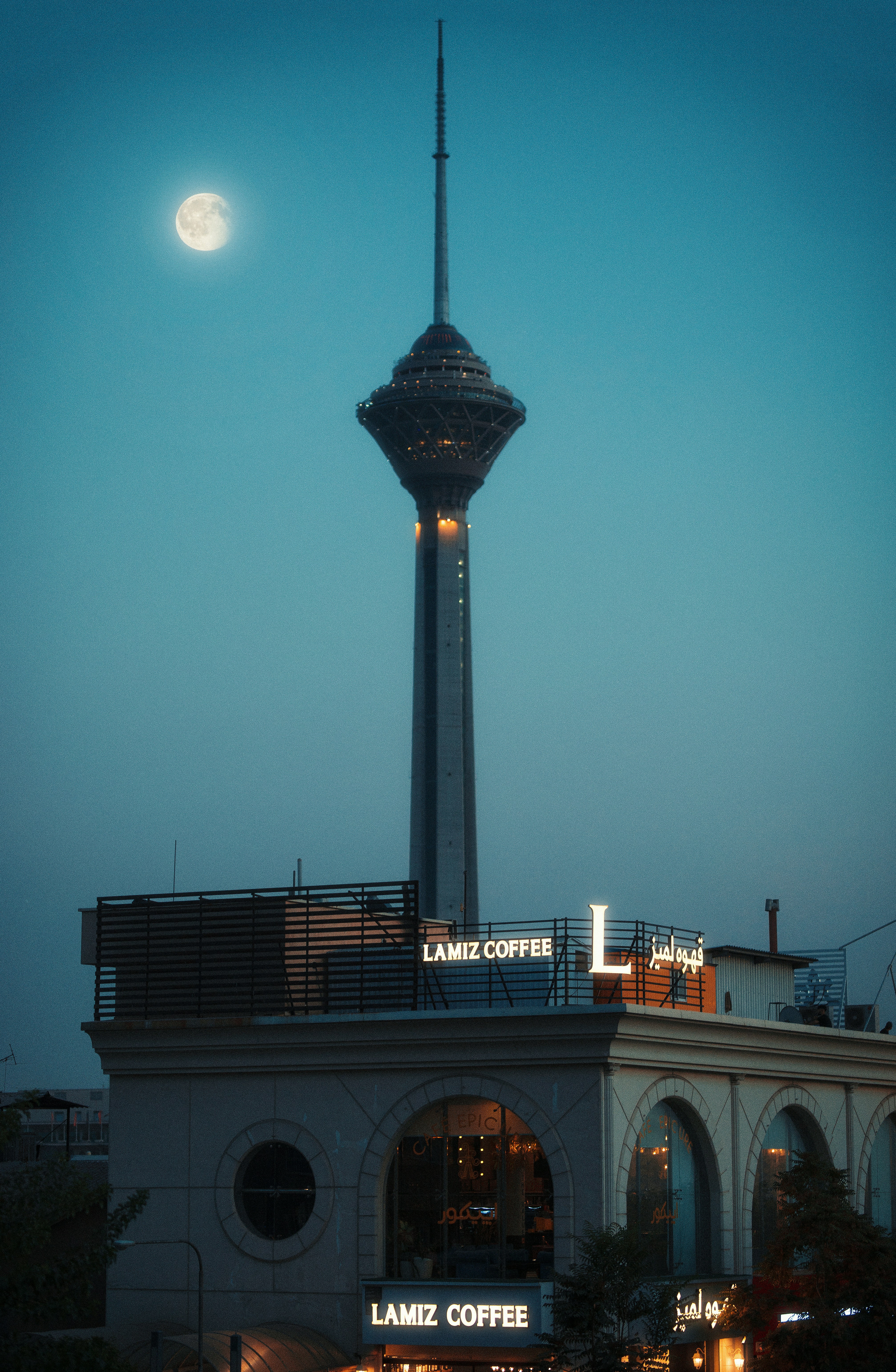 Un edificio alto con una torre muy alta en la parte superior