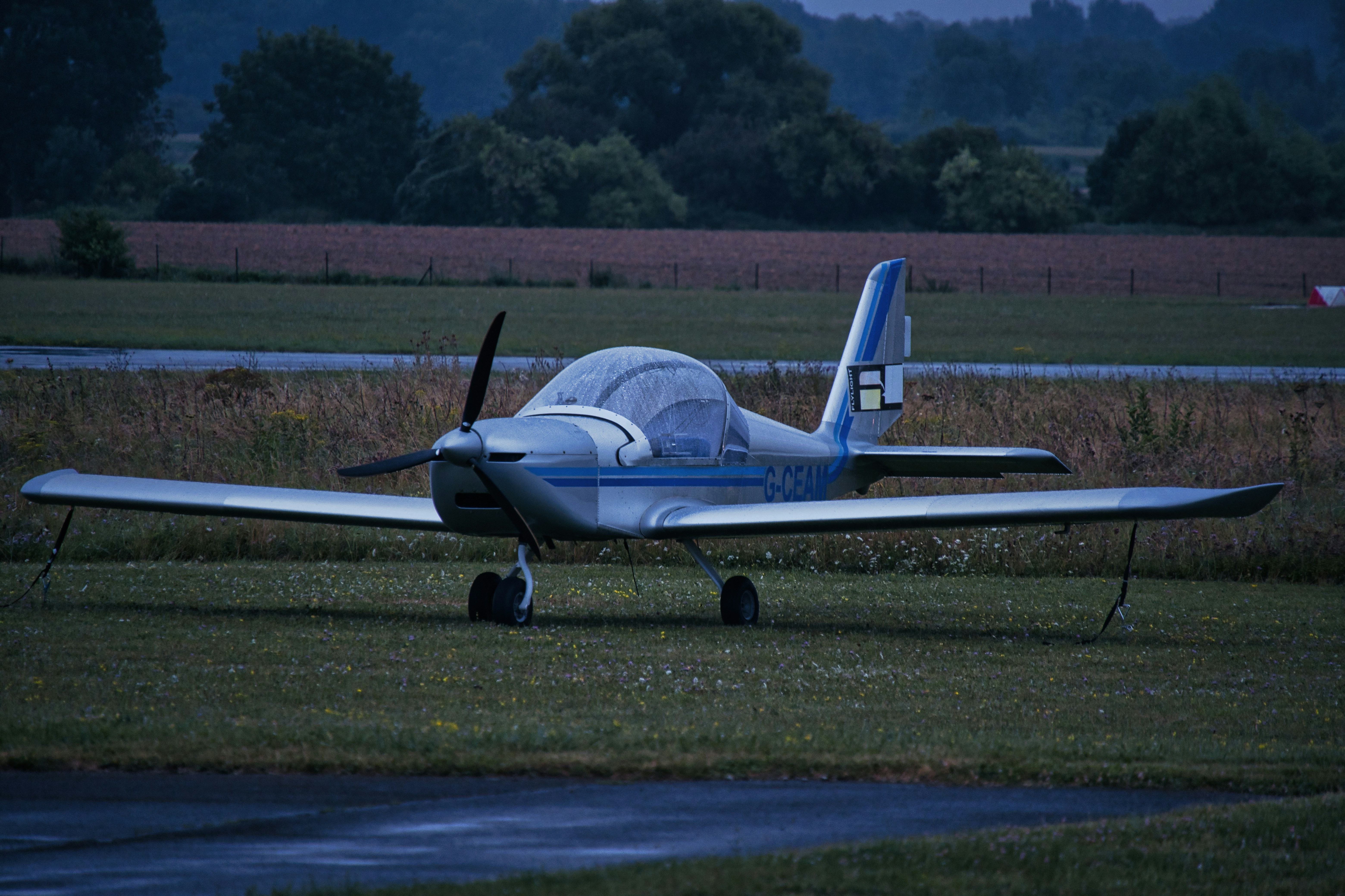 Un avioneta está aparcado sobre la hierba