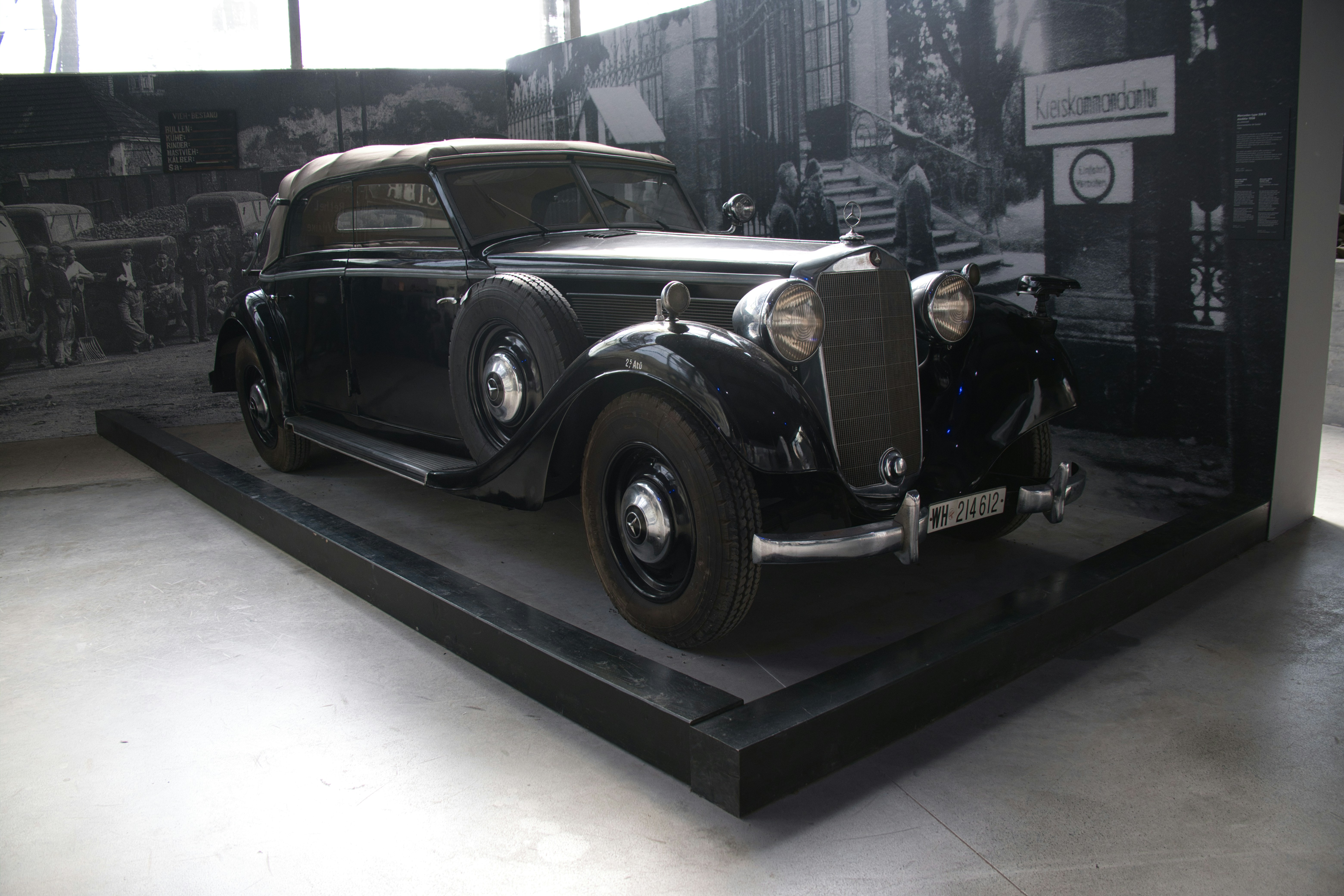 Une voiture ancienne exposée dans un musée