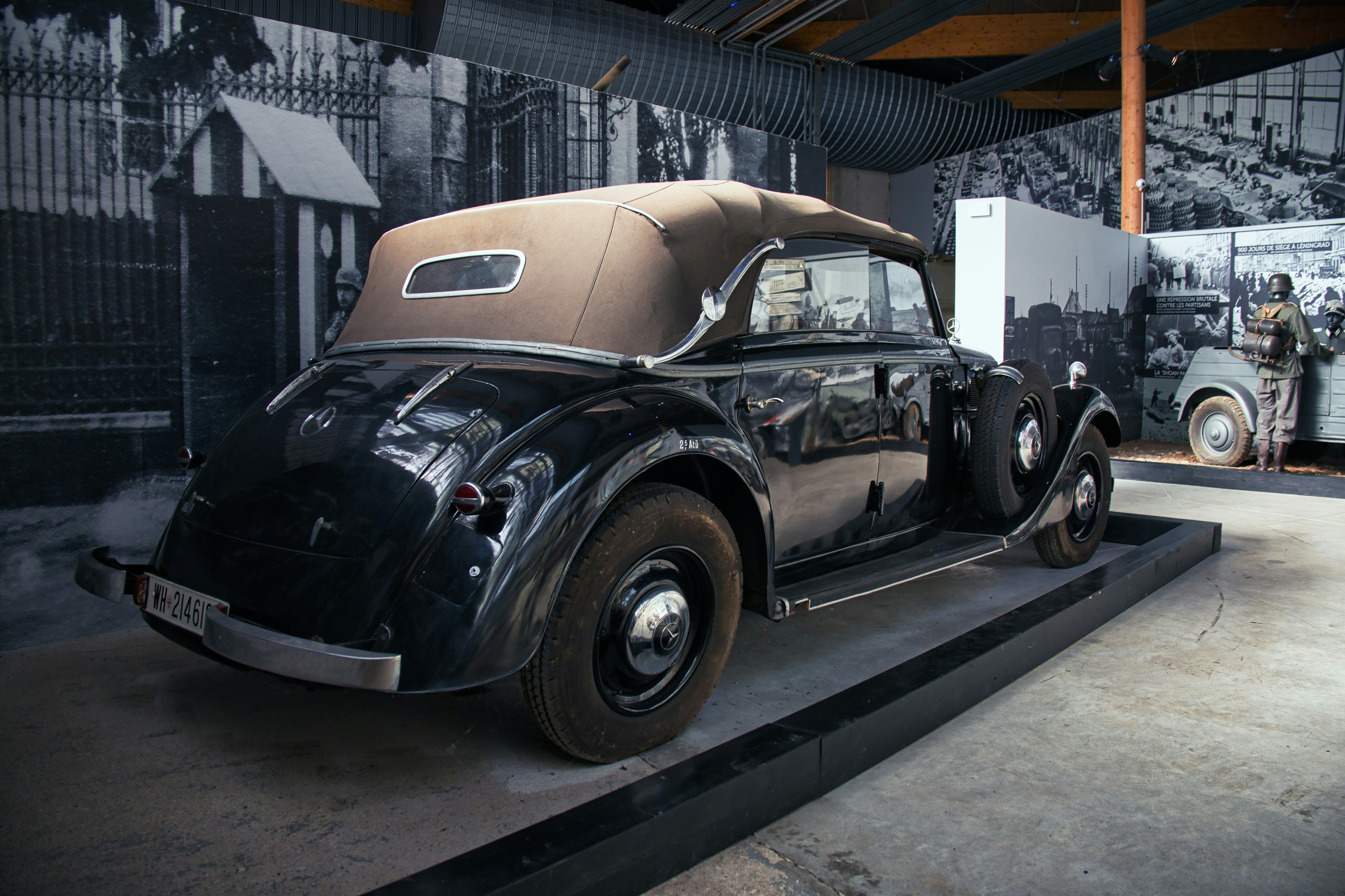 Une voiture ancienne est exposée dans un musée