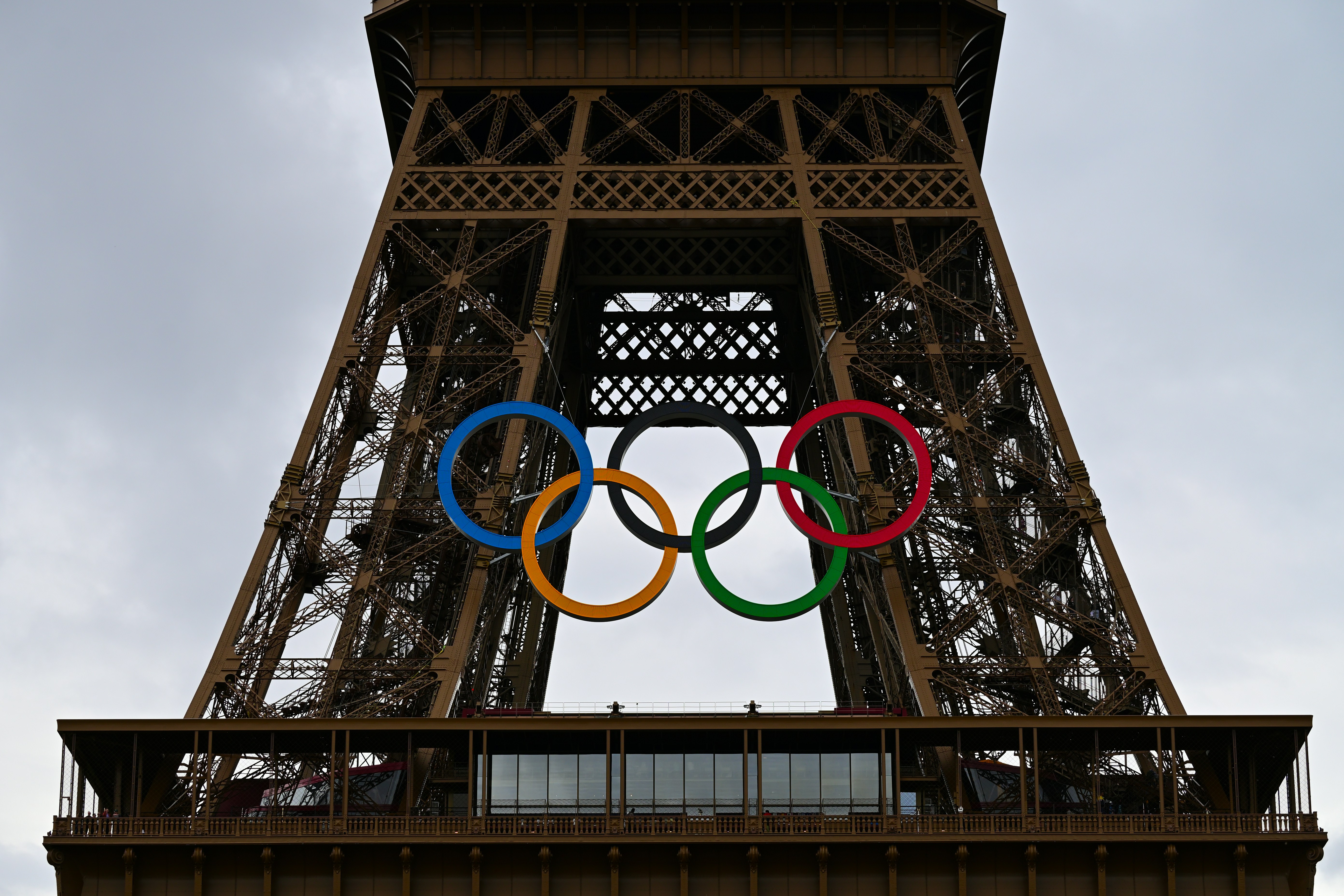 Kontrowersje wokół umocowania pierścieni olimpijskich na Wieży Eiffla