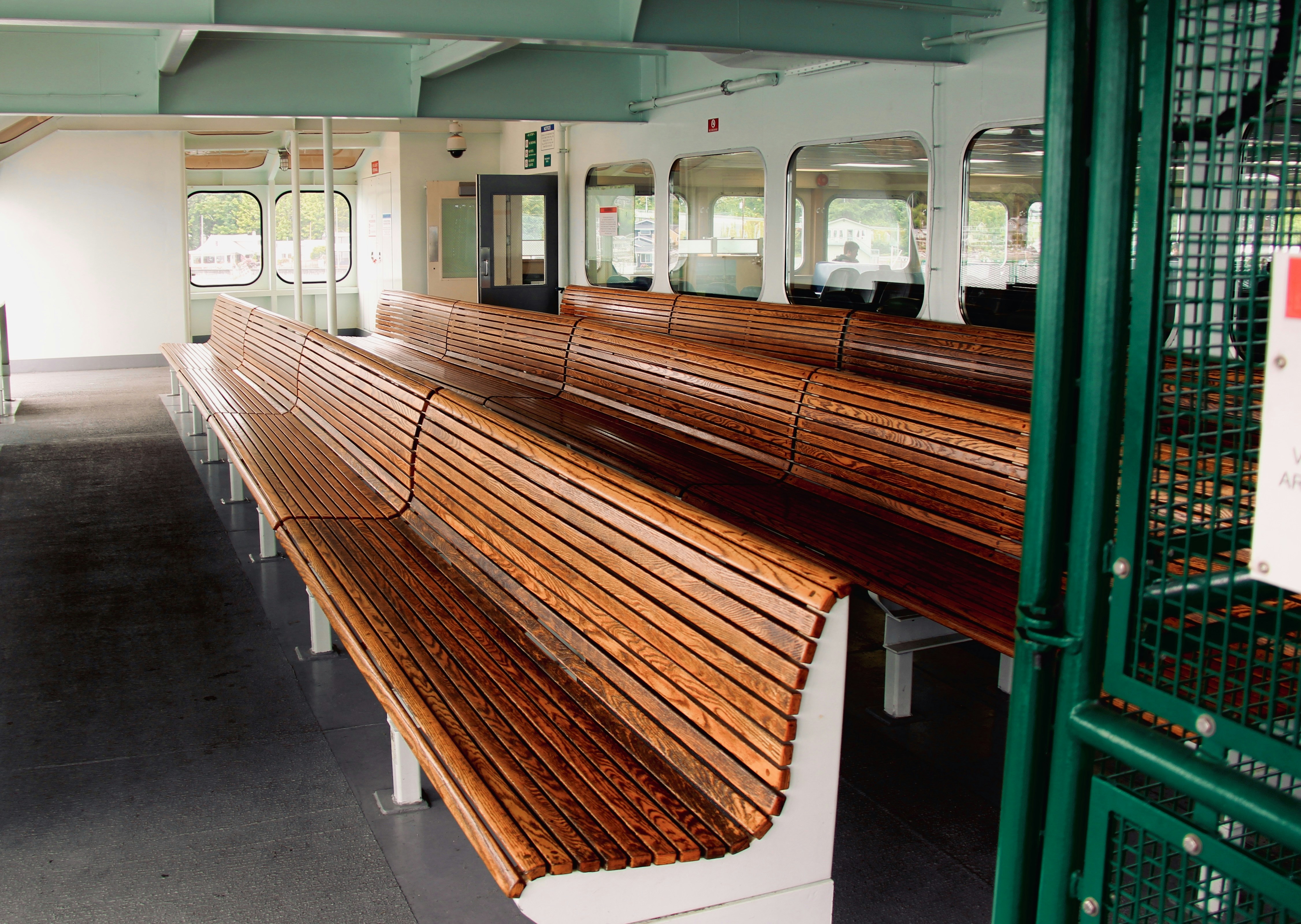 Sala de audiencias vacía con bancas de madera y estrado