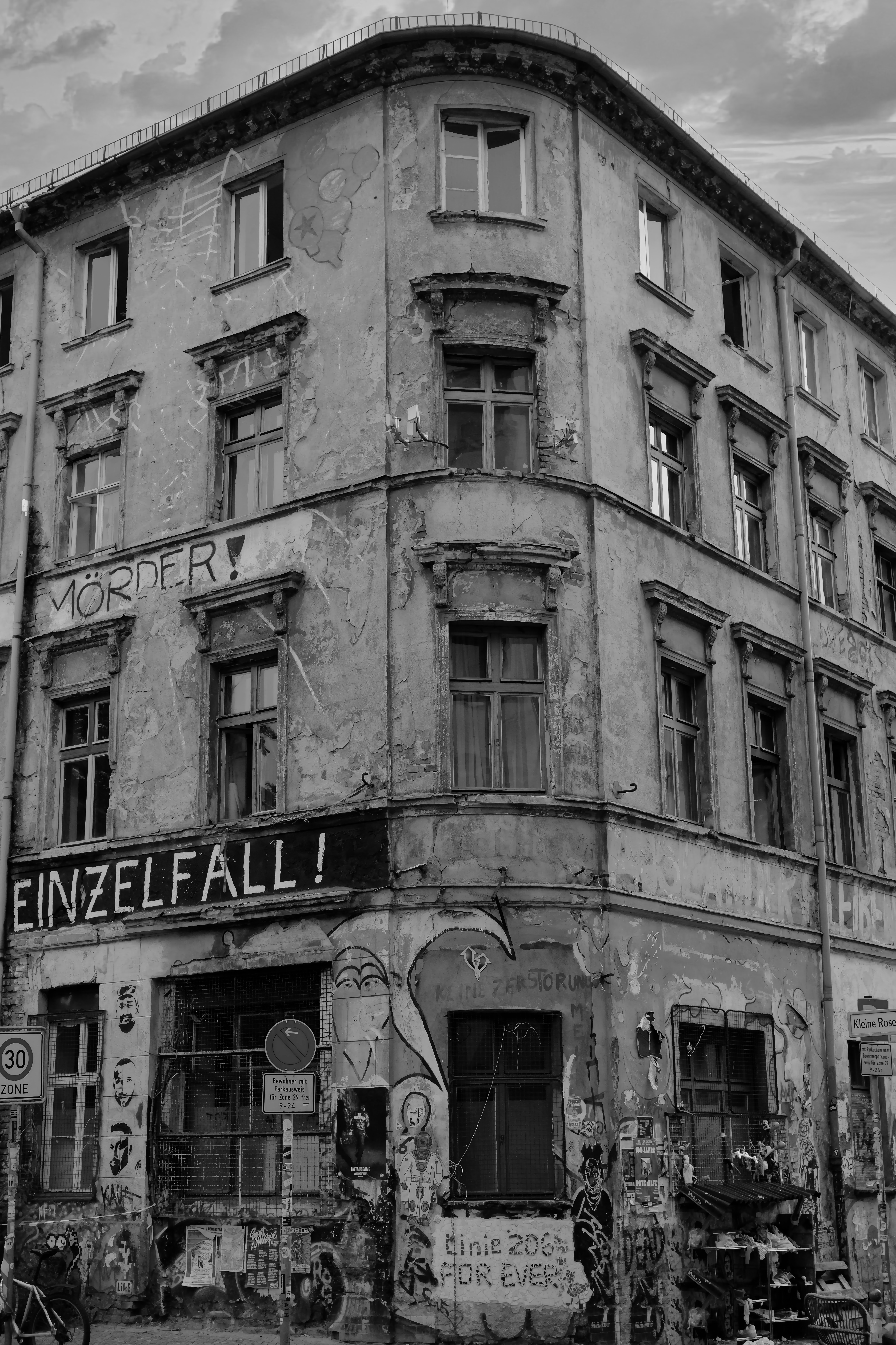 A black and white photo of an old building - a-black-and-white-photo-of-an-old-building-nLqx0ATTXKQ