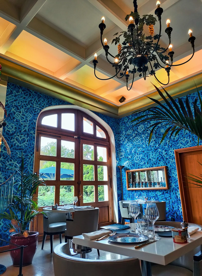 A dining room with a chandelier hanging from the ceiling