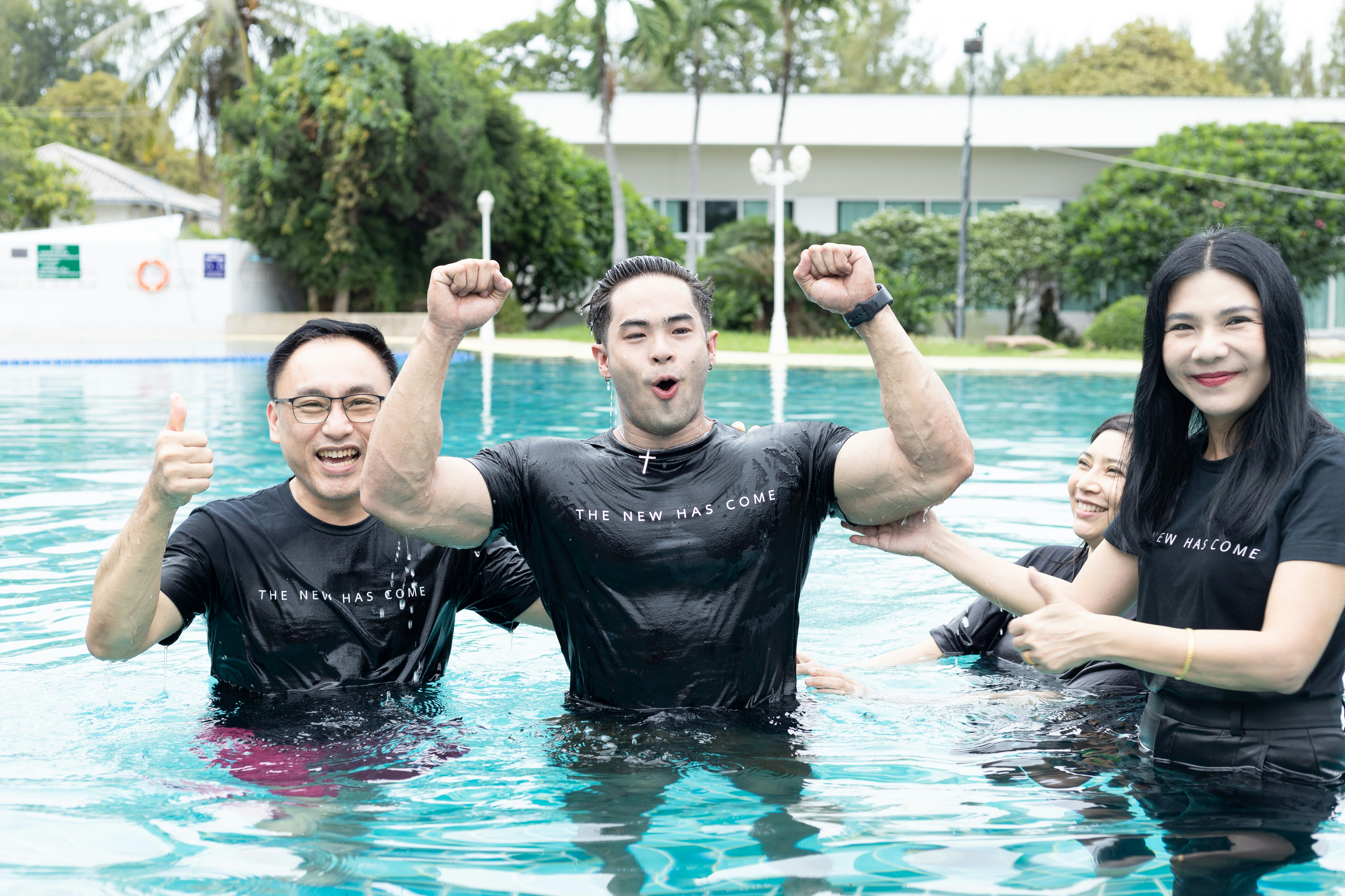 gray computer monitor