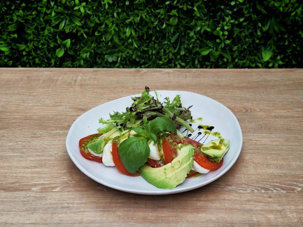 Caprese-salade met avocado — receptfoto