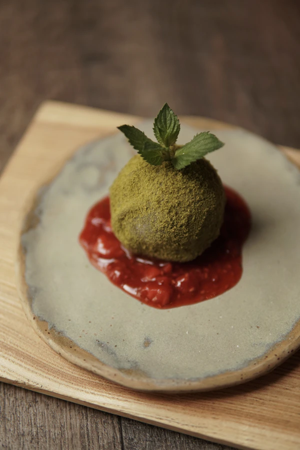 Postre matcha con detalle floral
