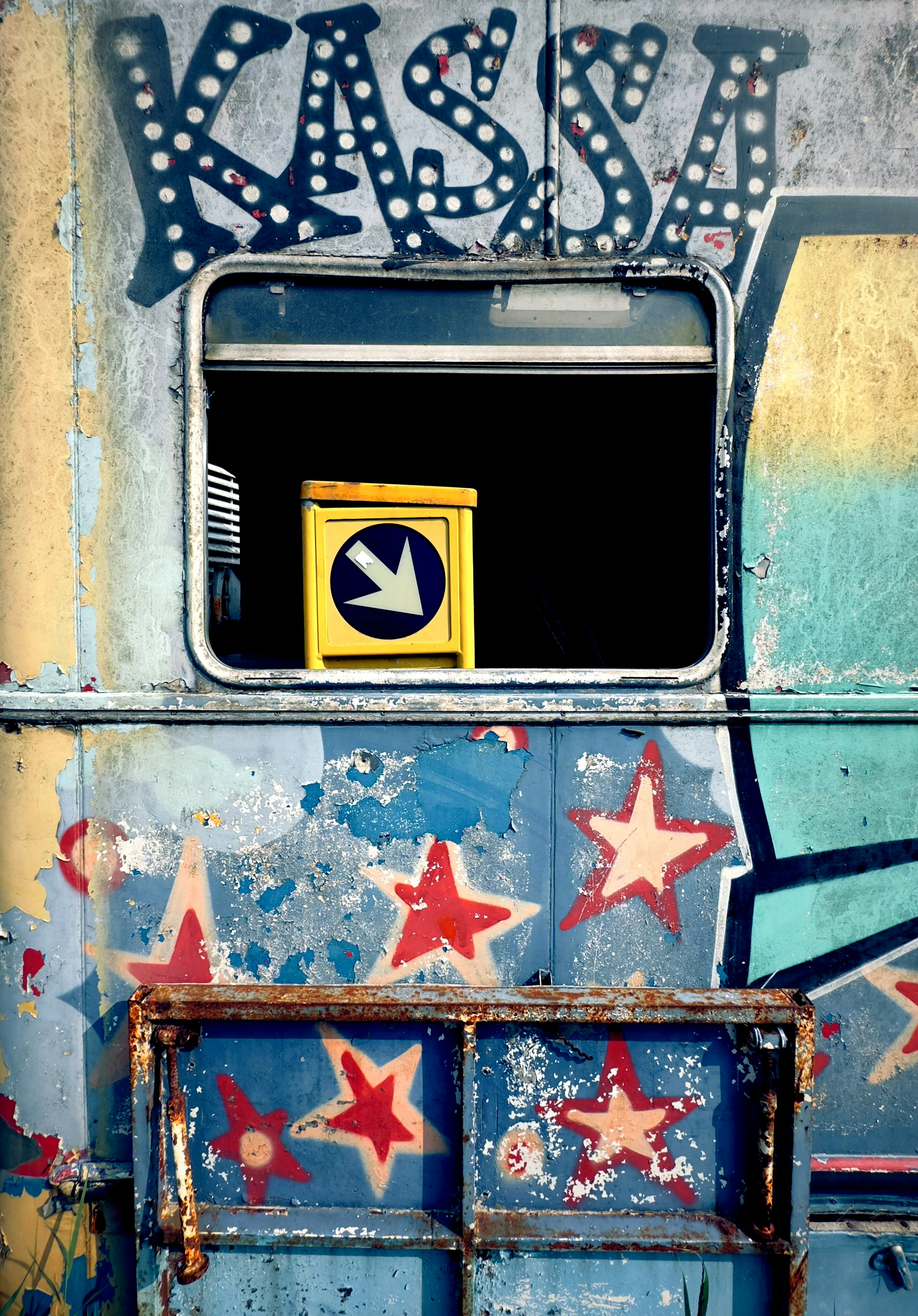 Ein blau-gelber Bus mit Graffiti darauf