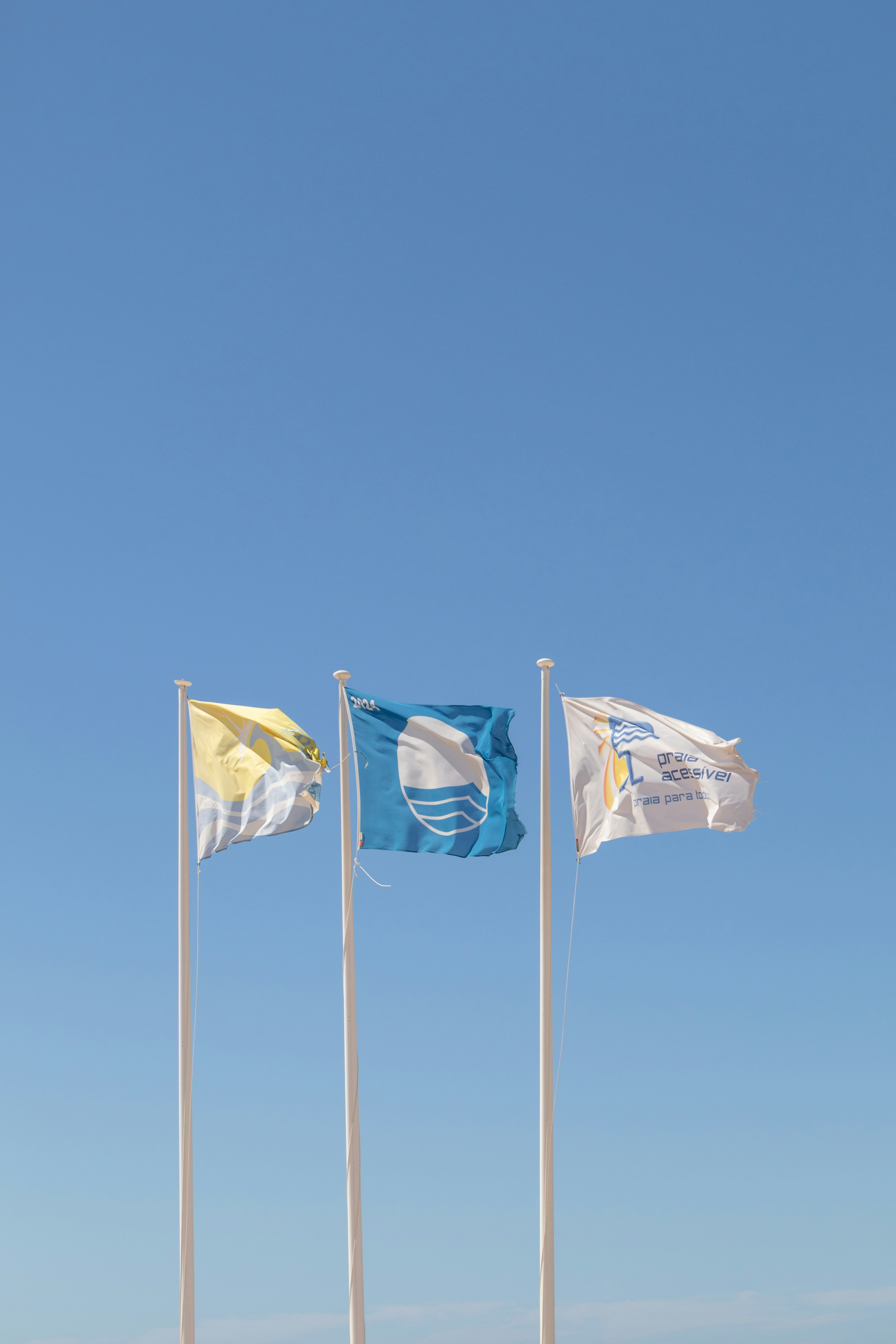 Eine Gruppe von Flaggen, die in der Luft wehen