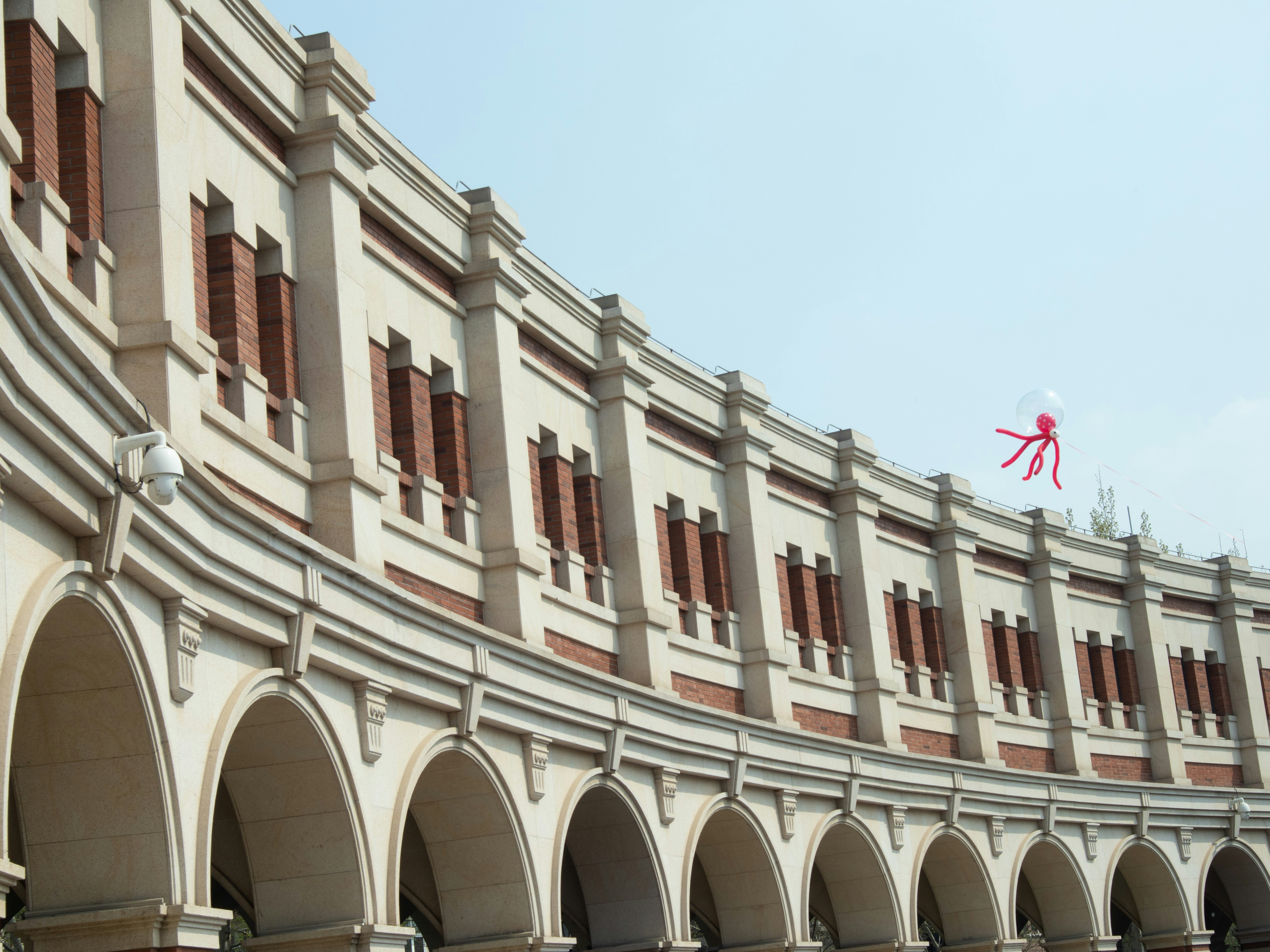 A large building with arches and arches around it