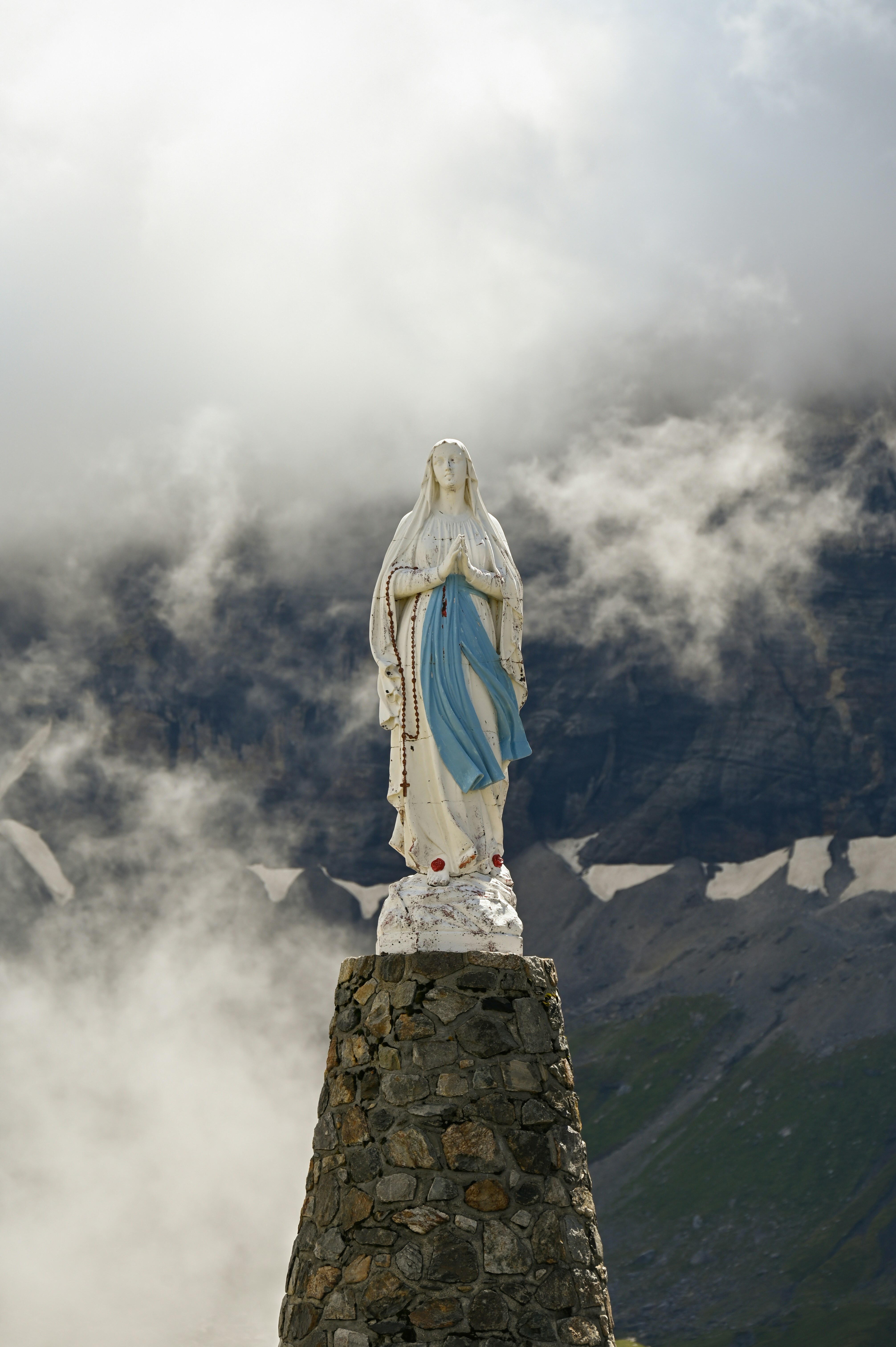 Eine Statue der Jungfrau Maria auf dem Gipfel eines Berges