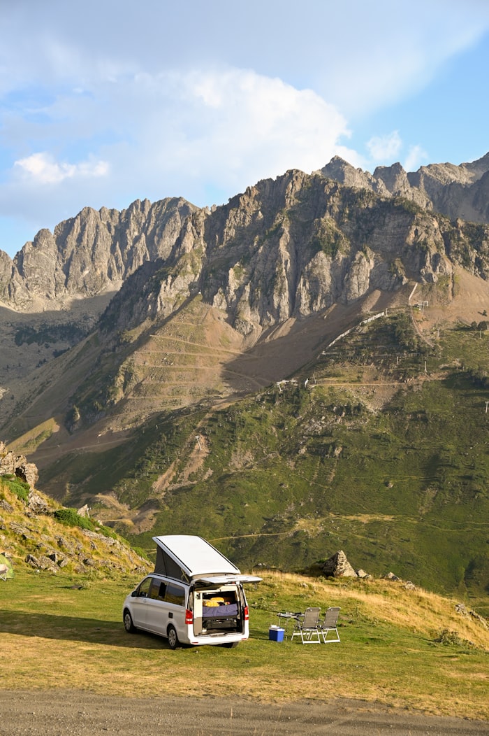 Van am&eacute;nag&eacute; gar&eacute; sur une route de montagne