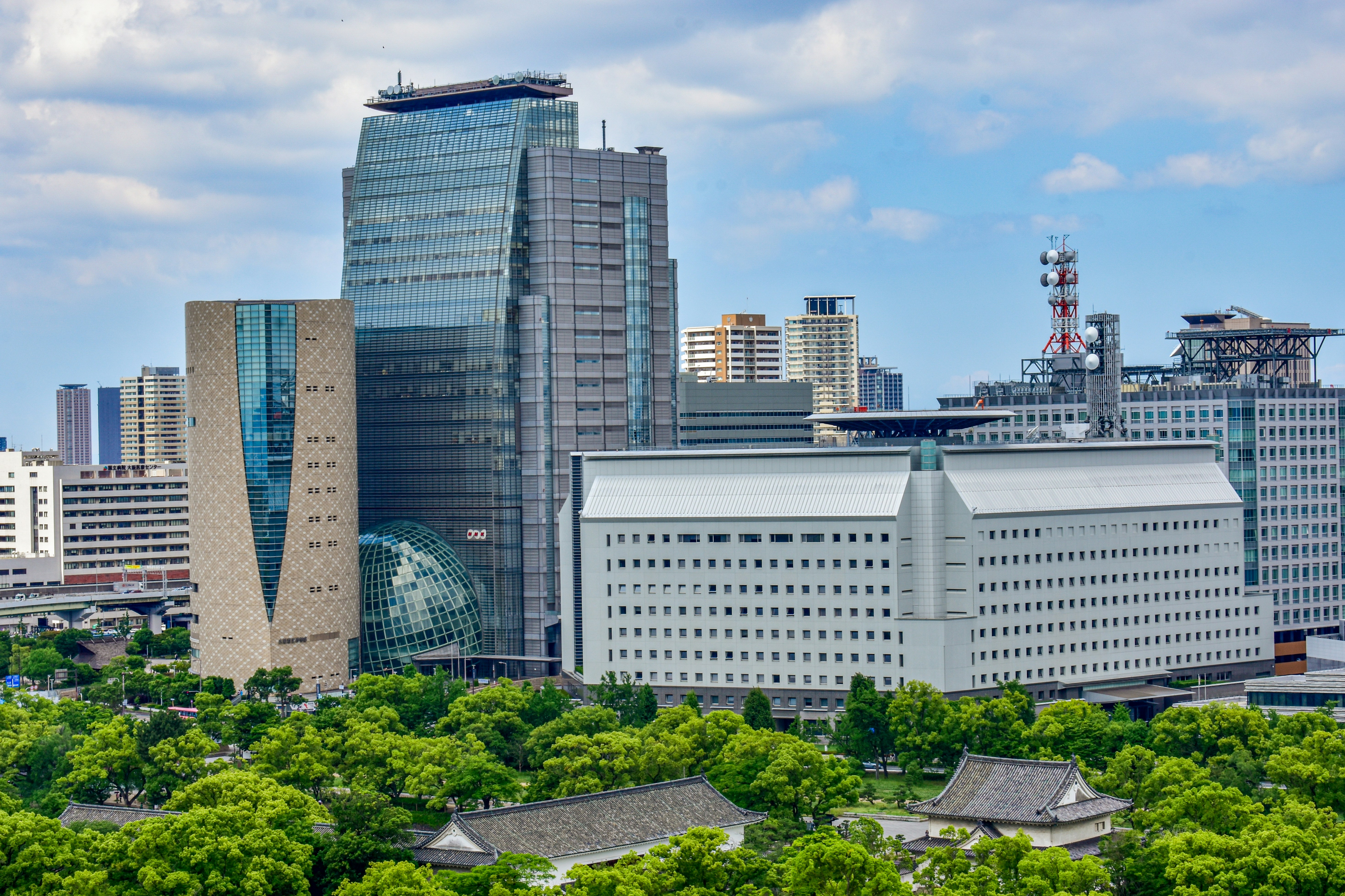 A city with a lot of tall buildings