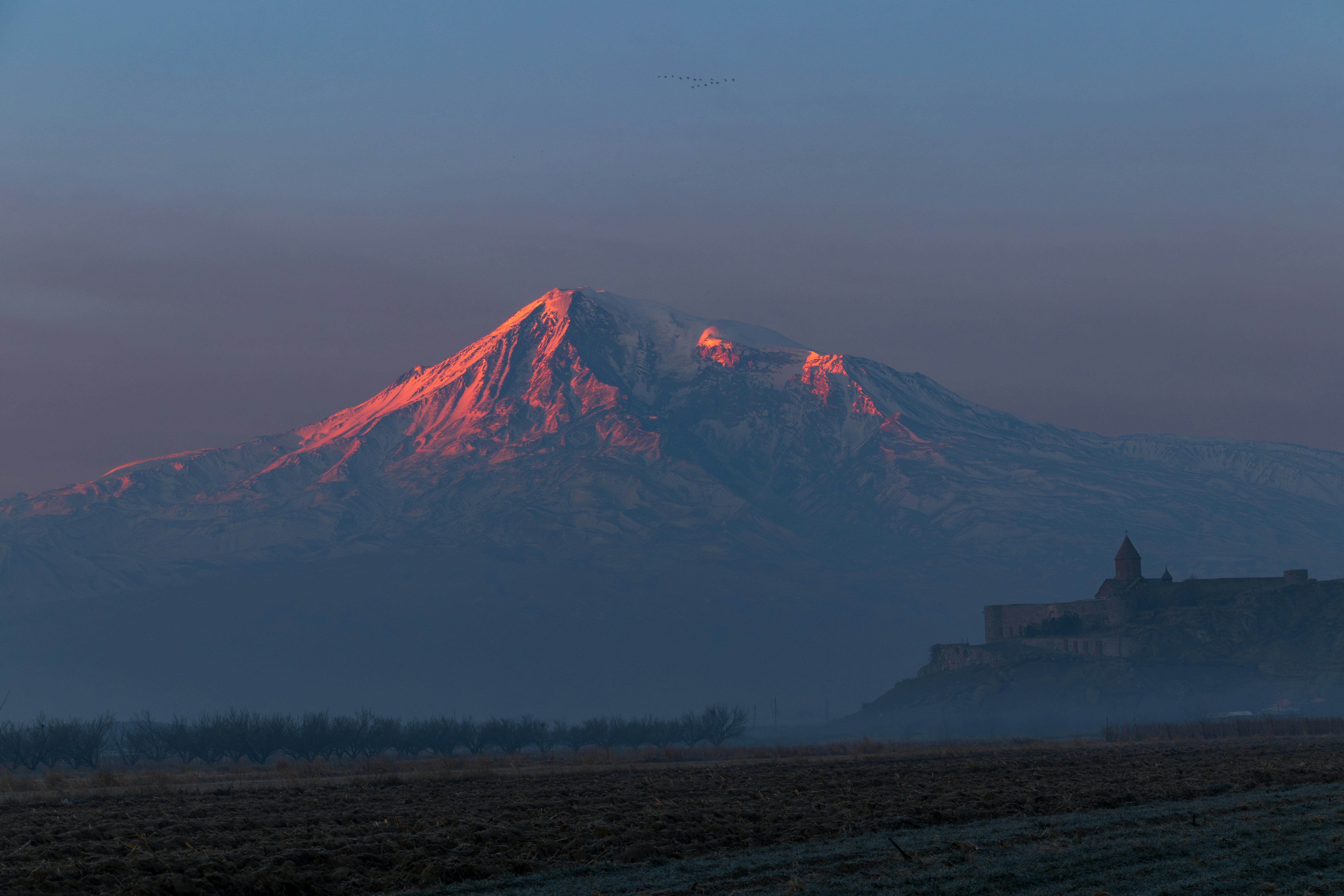 La vista di una montagna in lontananza