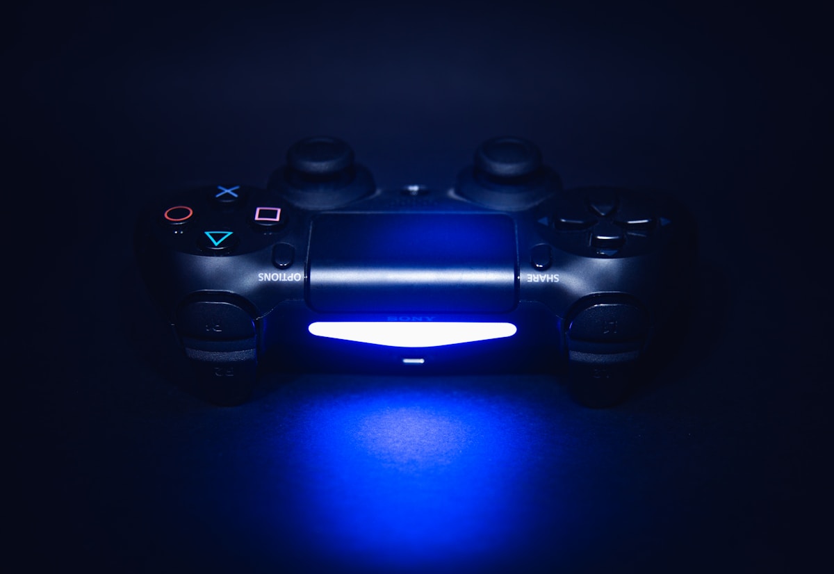 Manette gaming éclairée dans l'atelier CANOVARO — customisation et réparation
