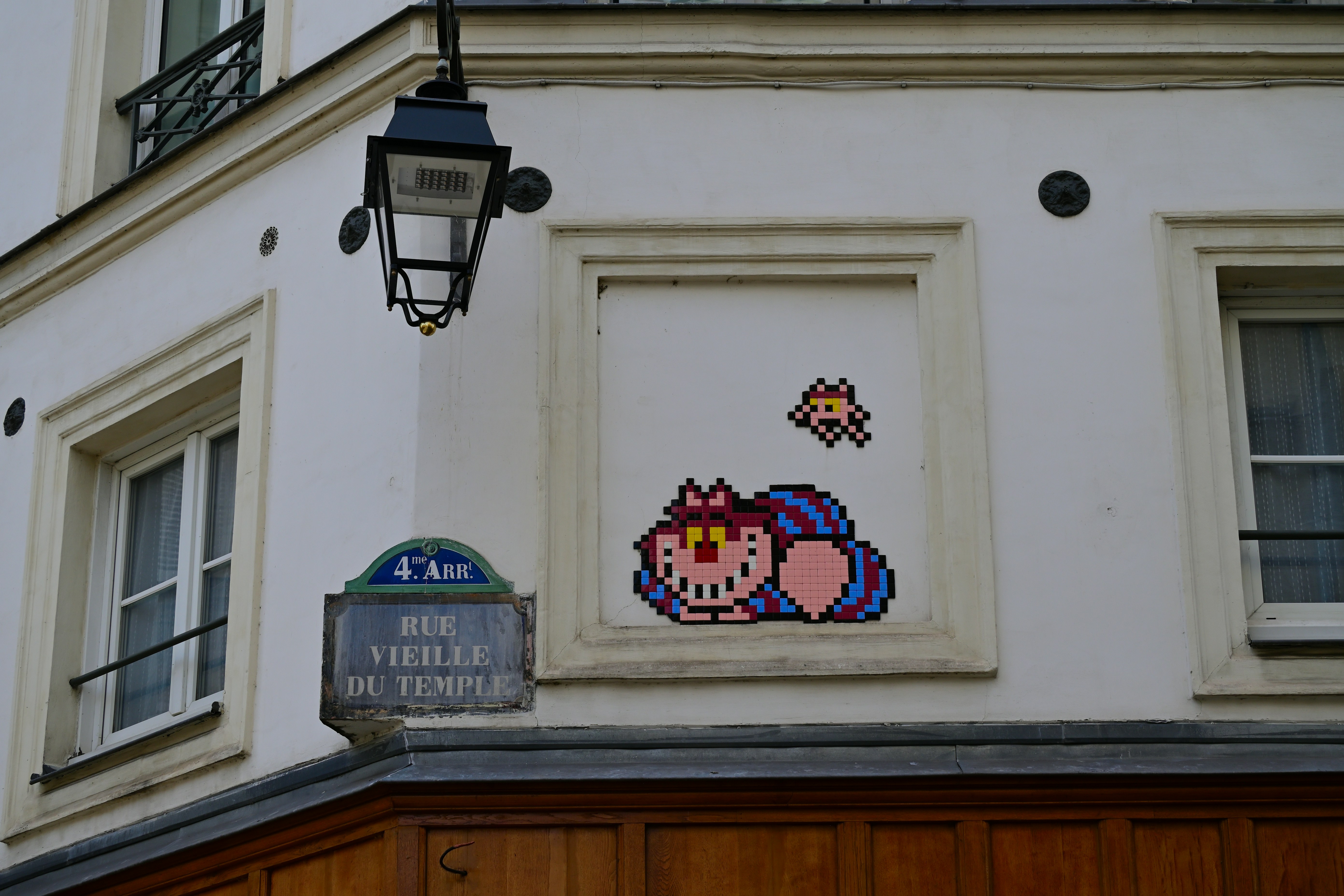 Famille admirant une fresque murale à Paris