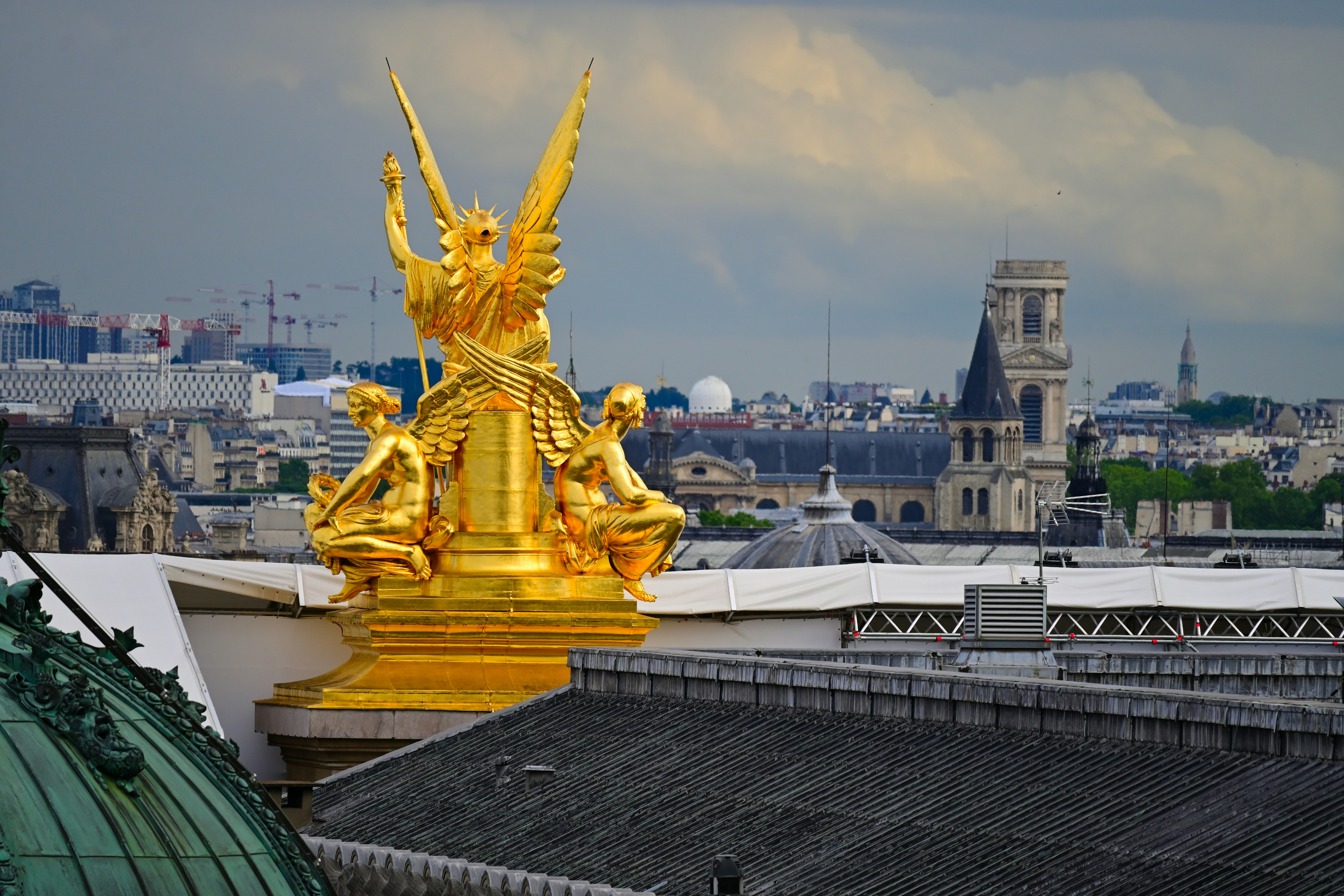 Eine goldene Statue auf dem Dach eines Gebäudes