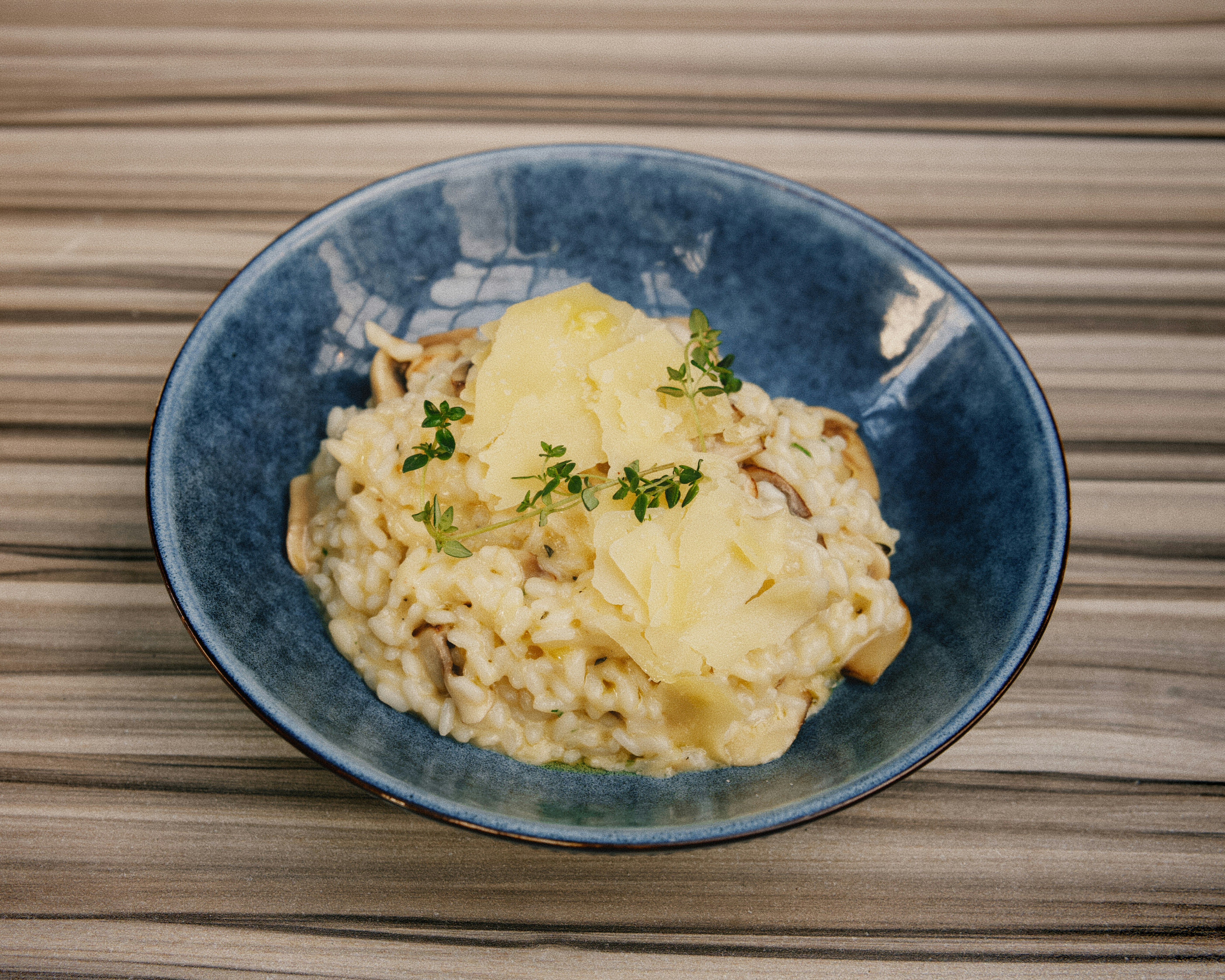 Gratin z kurczaka i ziemniaków ze śmietaną i brązowym masłem