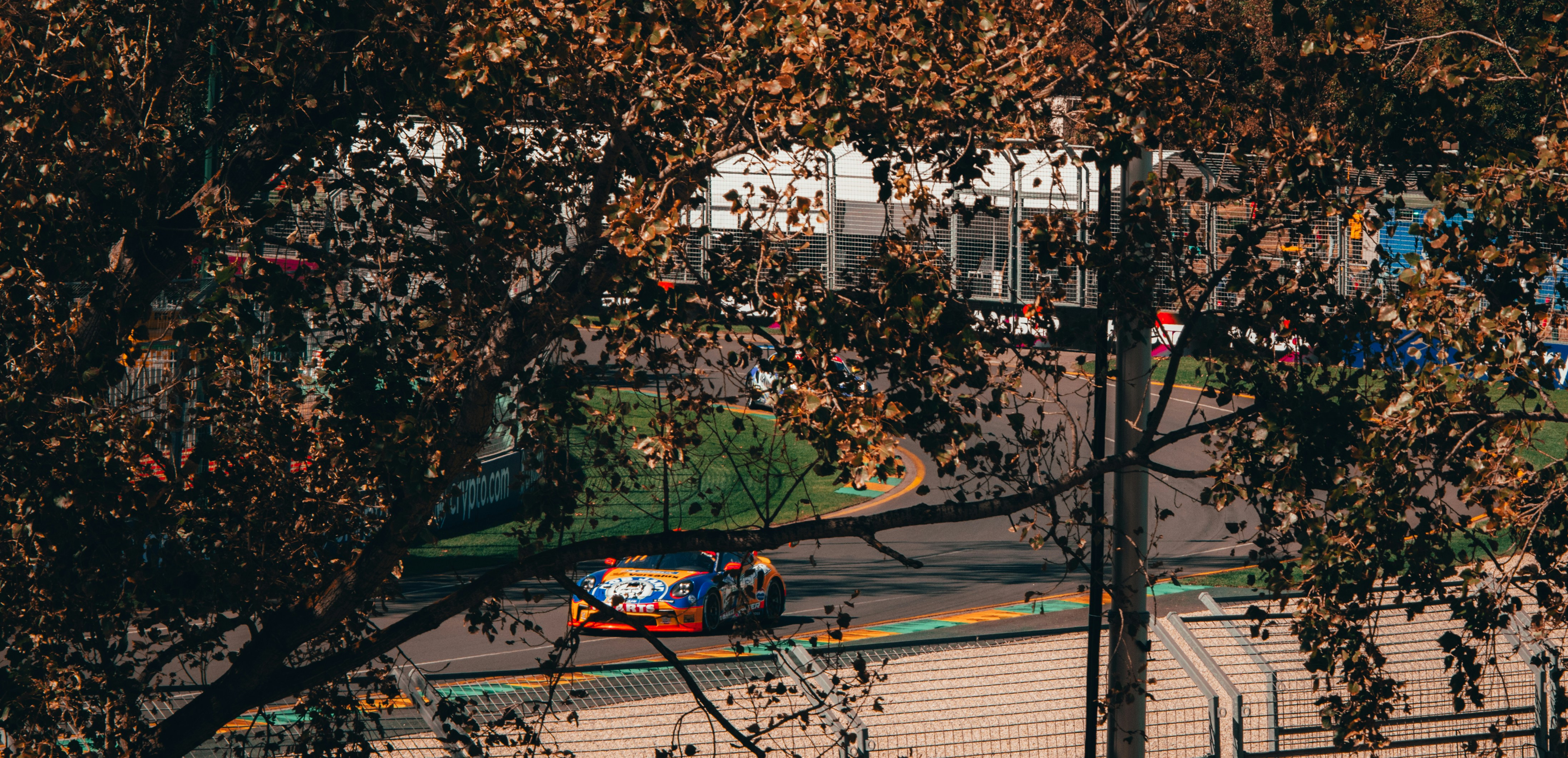 Une vue aérienne d’une rue sur laquelle circulent des voitures