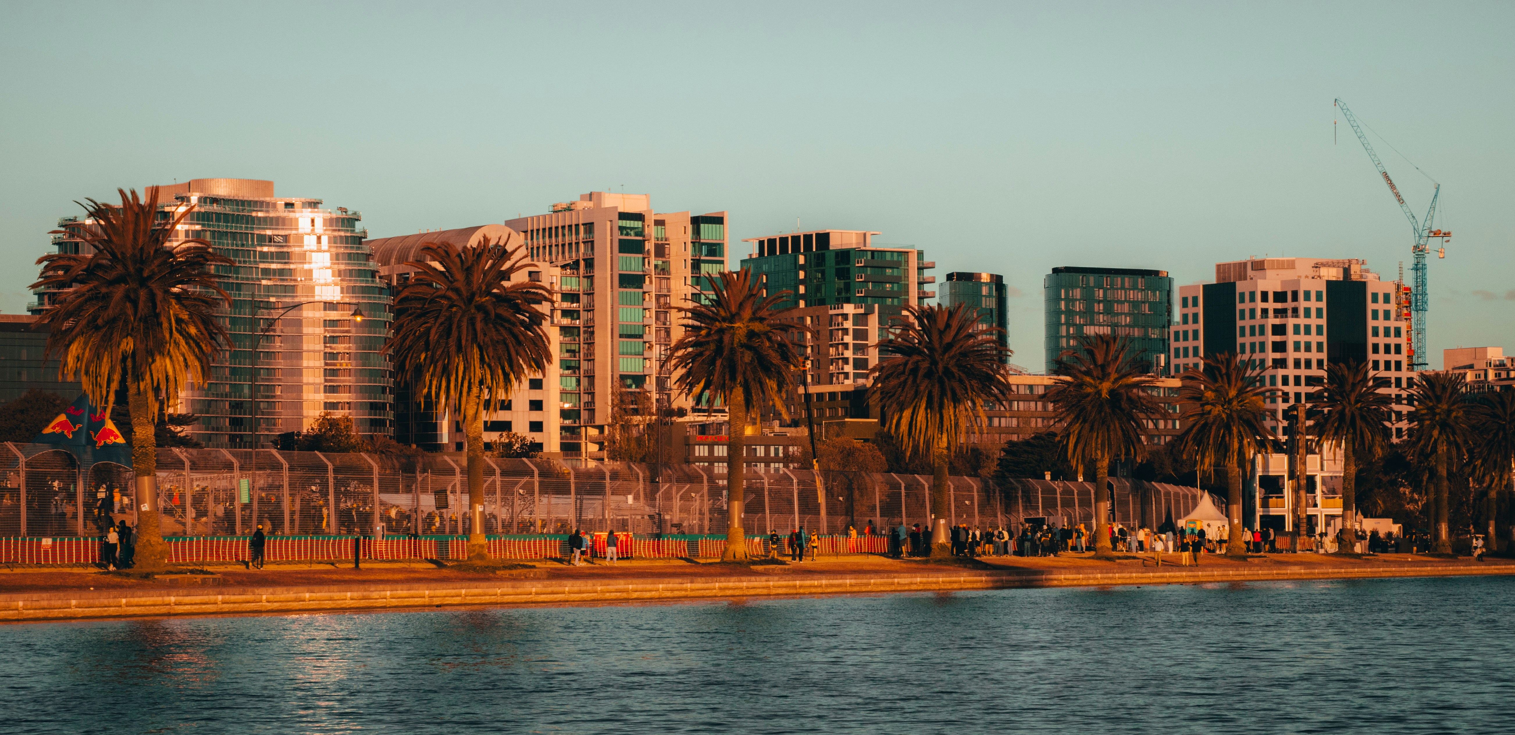Une vue d’une ville de l’autre côté de l’eau