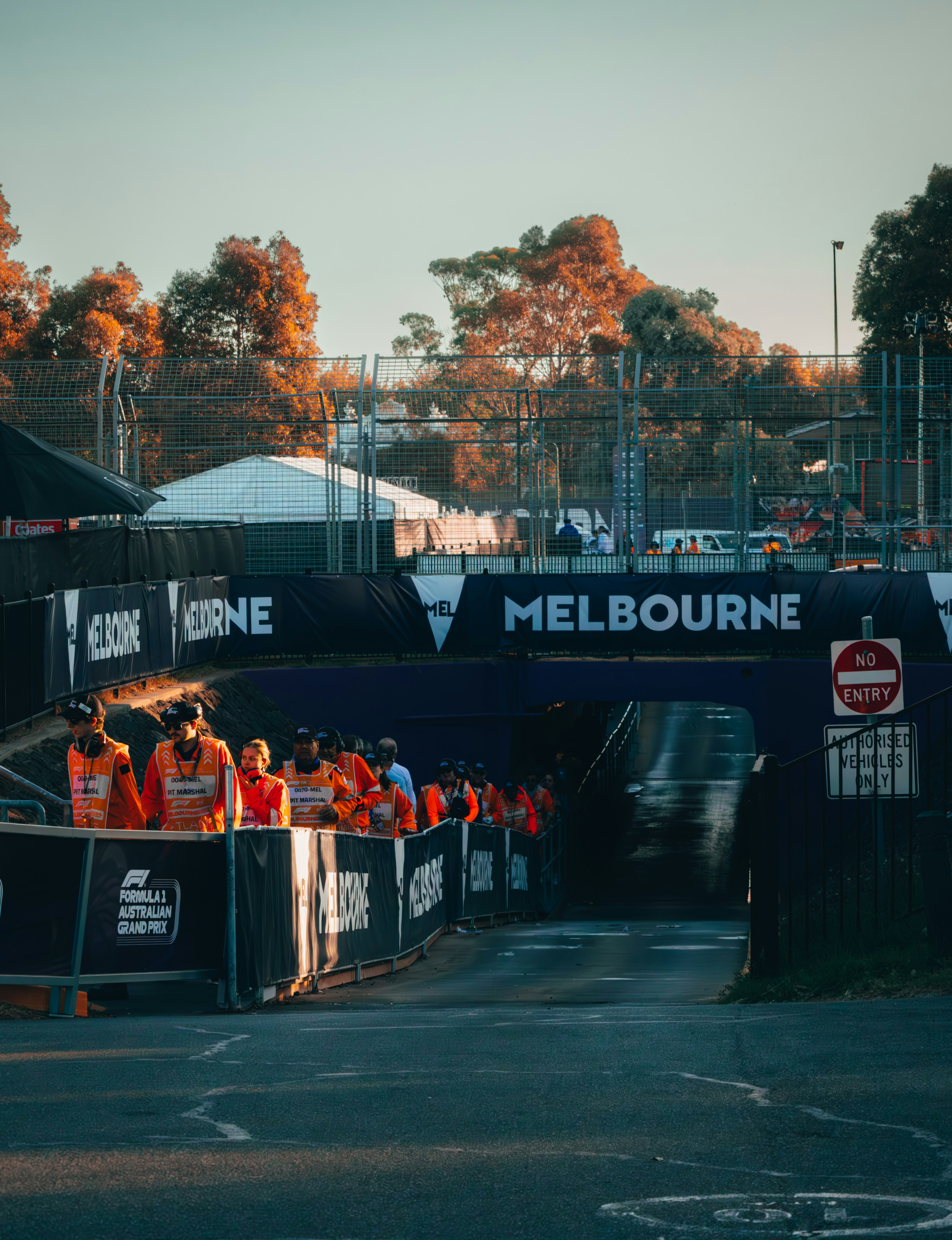 Un groupe de personnes debout au sommet d’un pont