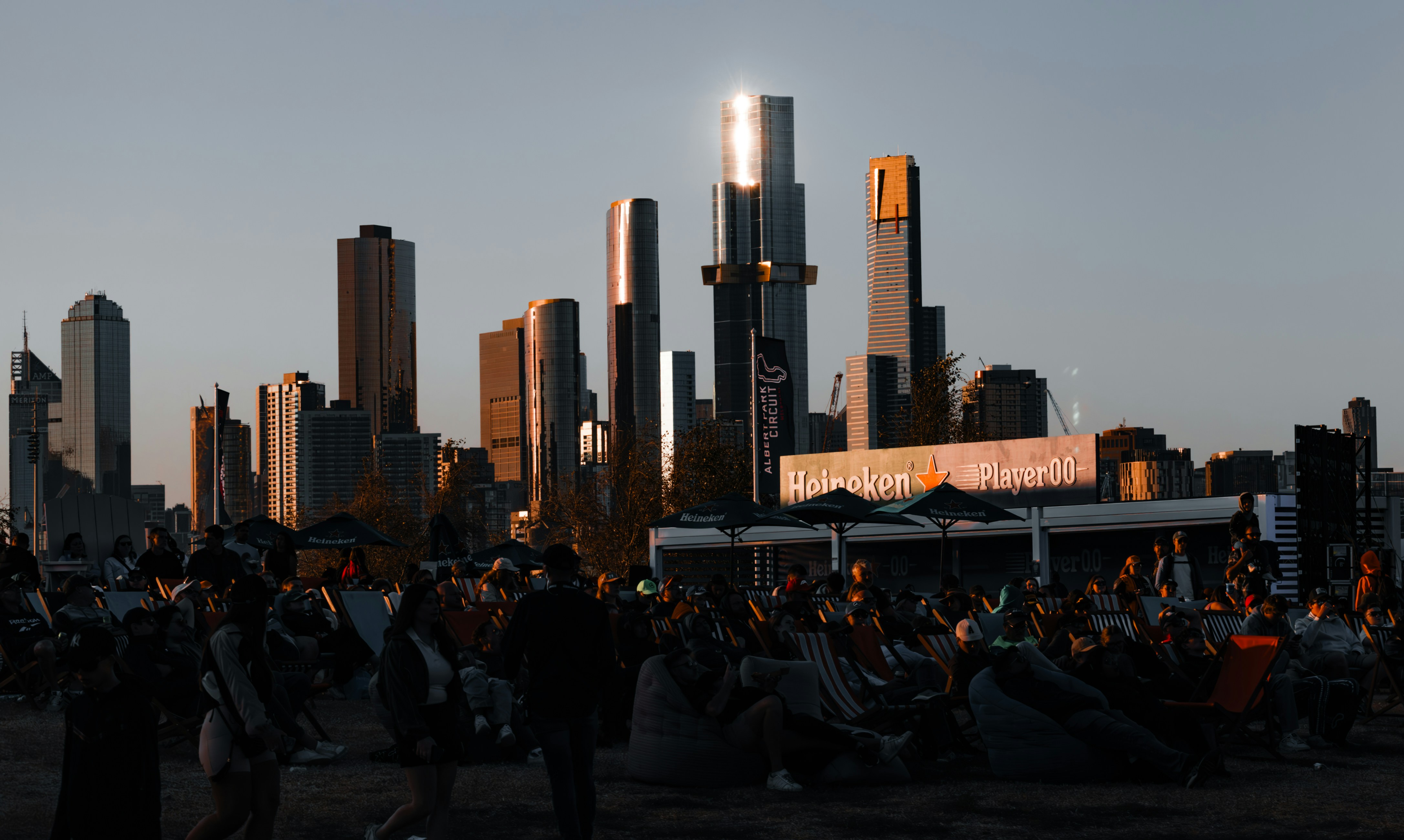 Un grand groupe de personnes debout devant une ville