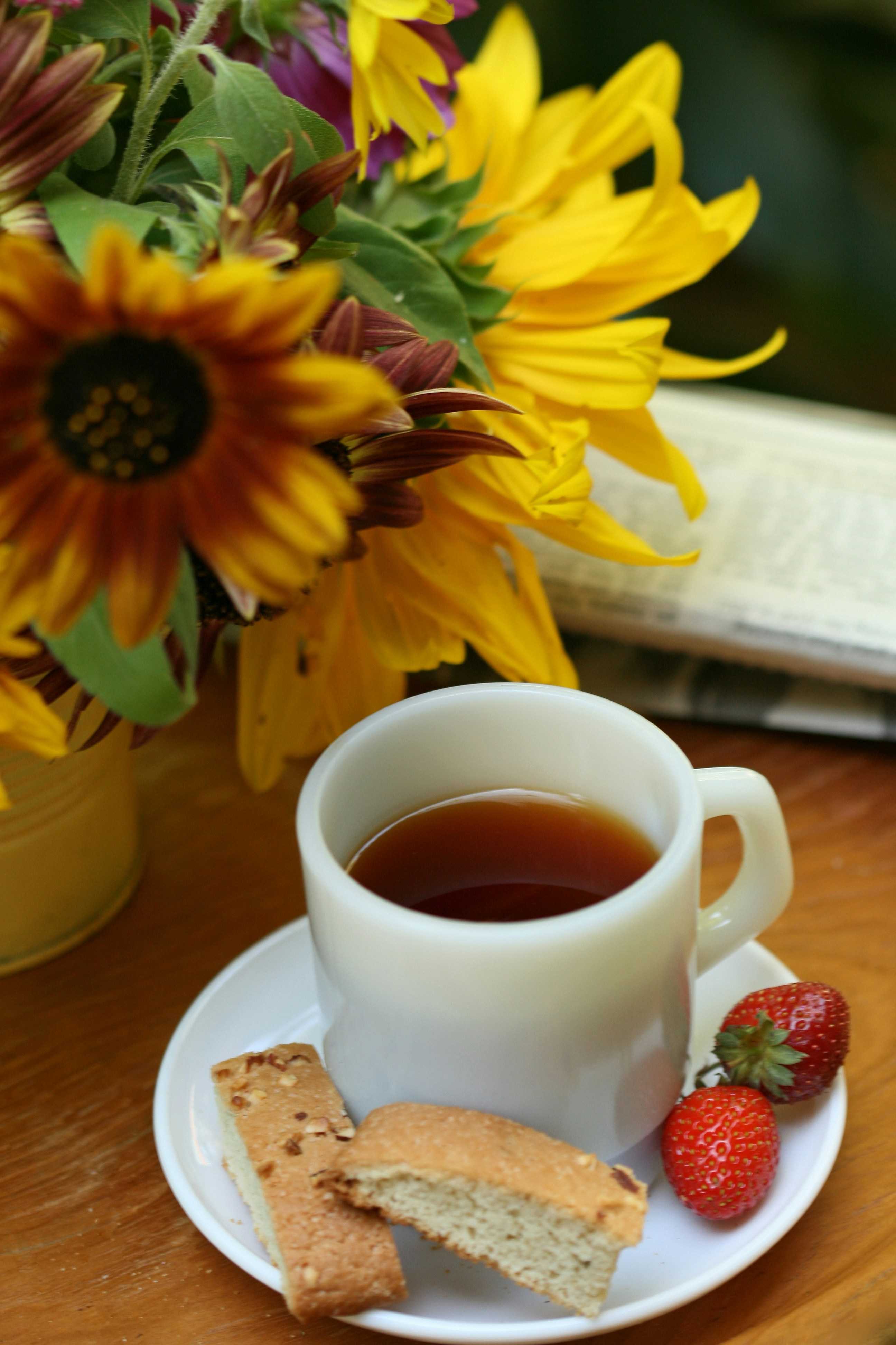 お皿に盛られた一杯のお茶と一切れのパン
